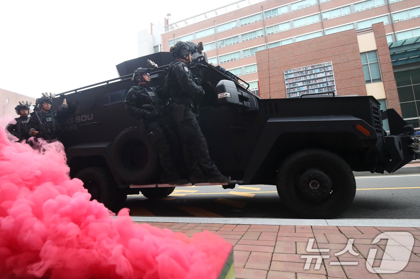 본문 이미지 - 21일 오전 대구 달서구 계명대학교 동산병원에서 실시된 '2024 을지연습 실제훈련'에서 경찰특공대가 폭발물 테러 상황을 가정해 출동하고 있다. 2024.8.21/뉴스1 ⓒ News1 공정식 기자