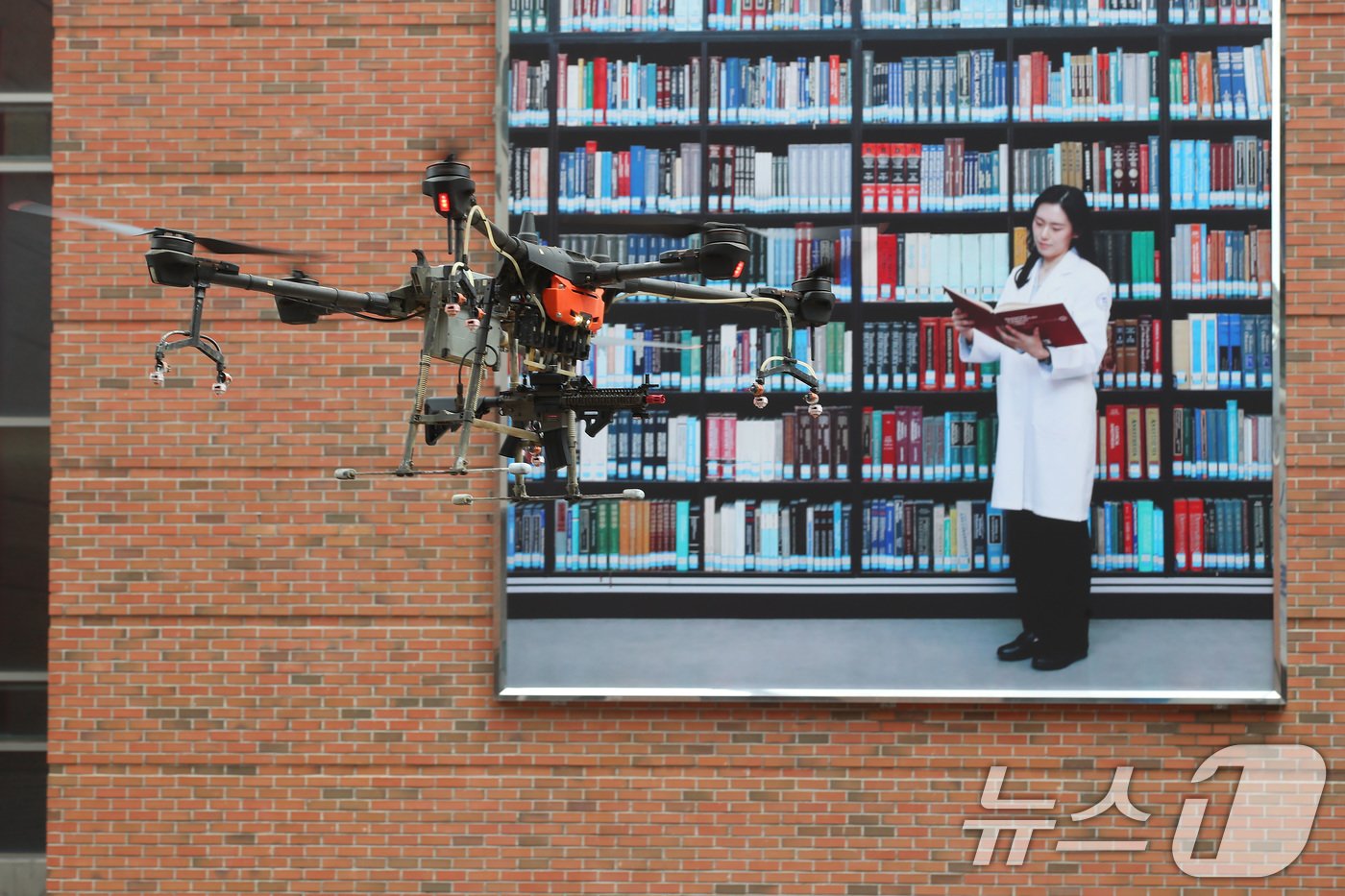 본문 이미지 - 21일 오전 대구 달서구 계명대학교 동산병원에서 실시된 '2024 을지연습 실제훈련'에서 테러범의 폭발물 드론이 위협하고 있다. 2024.8.21/뉴스1 ⓒ News1 공정식 기자