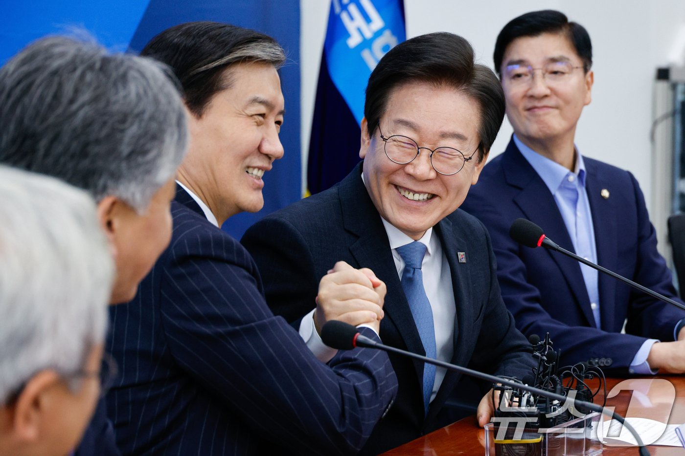 이재명 더불어민주당 대표가 21일 오후 서울 여의도 국회에서 조국 조국혁신당 대표를 예방, 인사말을 마친 뒤 &#34;우리는 하나＂라며 조 대표의 손을 잡고 있다. 2024.8.21/뉴스1 ⓒ News1 안은나 기자