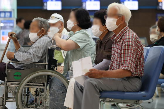 건보료는 그대로, 지원은 확대…재정 지속가능성 논쟁 재점화