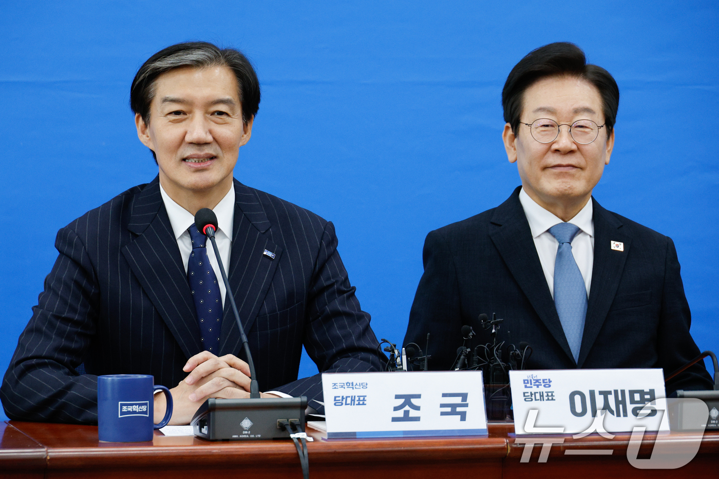 (서울=뉴스1) 안은나 기자 = 조국 조국혁신당 대표(왼쪽)가 21일 오후 서울 여의도 국회에서 이재명 더불어민주당 대표를 접견하며 인사말을 하고 있다. 2024.8.21/뉴스1