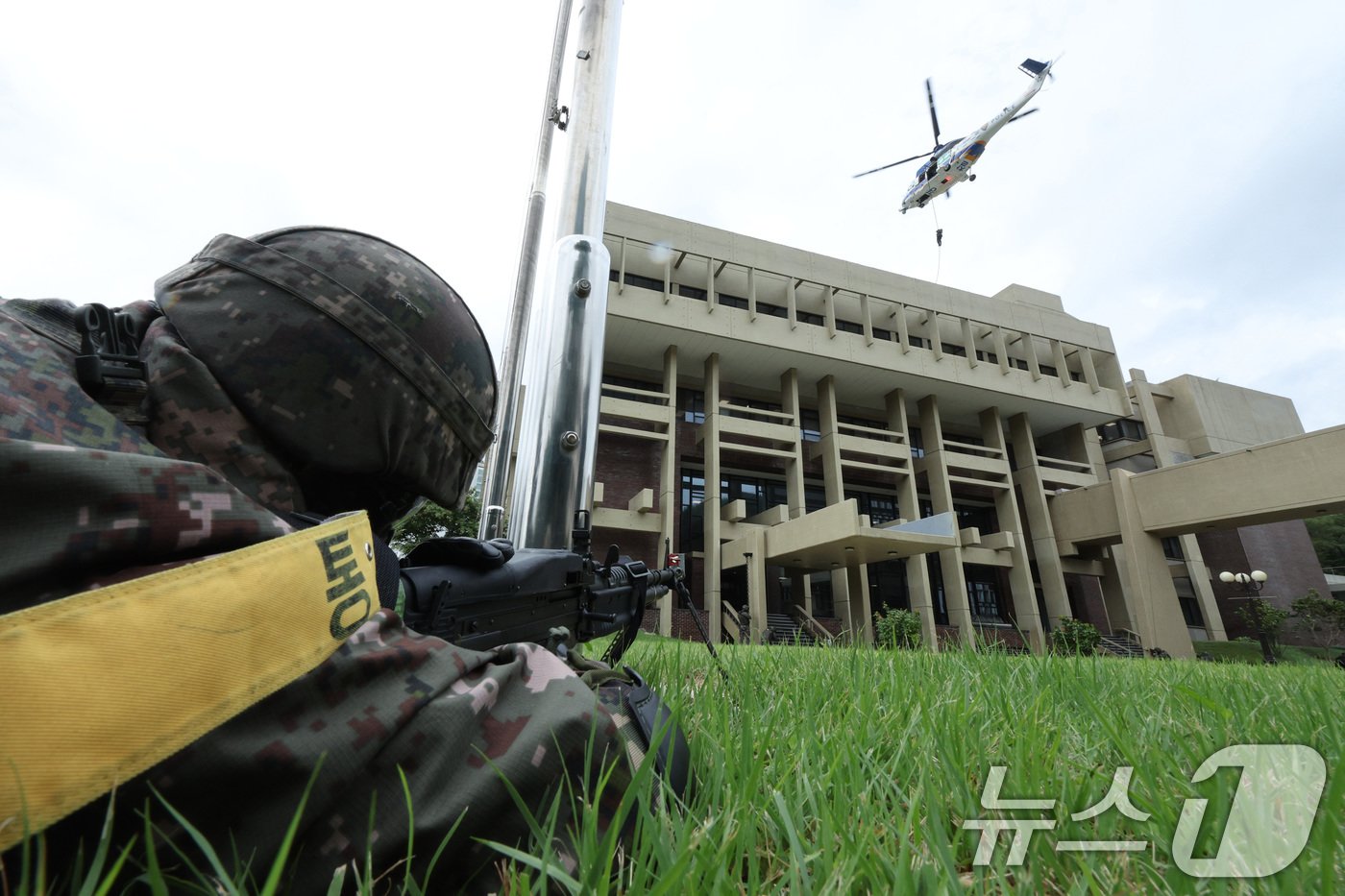 본문 이미지 - 21일 오후 서울 성북구 한국과학기술연구원에서 열린 국가중요시설 통합방호훈련에서 경찰특공대 대원들이 테러범을 제압하기 위해 헬기에서 강하하고 있다. 2024.8.21/뉴스1 ⓒ News1 신웅수 기자