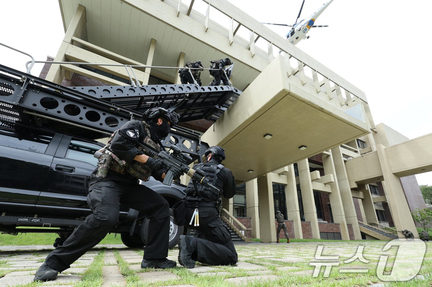 본문 이미지 - 21일 오후 서울 성북구 한국과학기술연구원에서 열린 국가중요시설 통합방호훈련에서 수방사 56보병사단 장병들과 경찰특공대 대원들이 테러범을 제압하기 위해 이동하고 있다.  2024.8.21/뉴스1 ⓒ News1 신웅수 기자