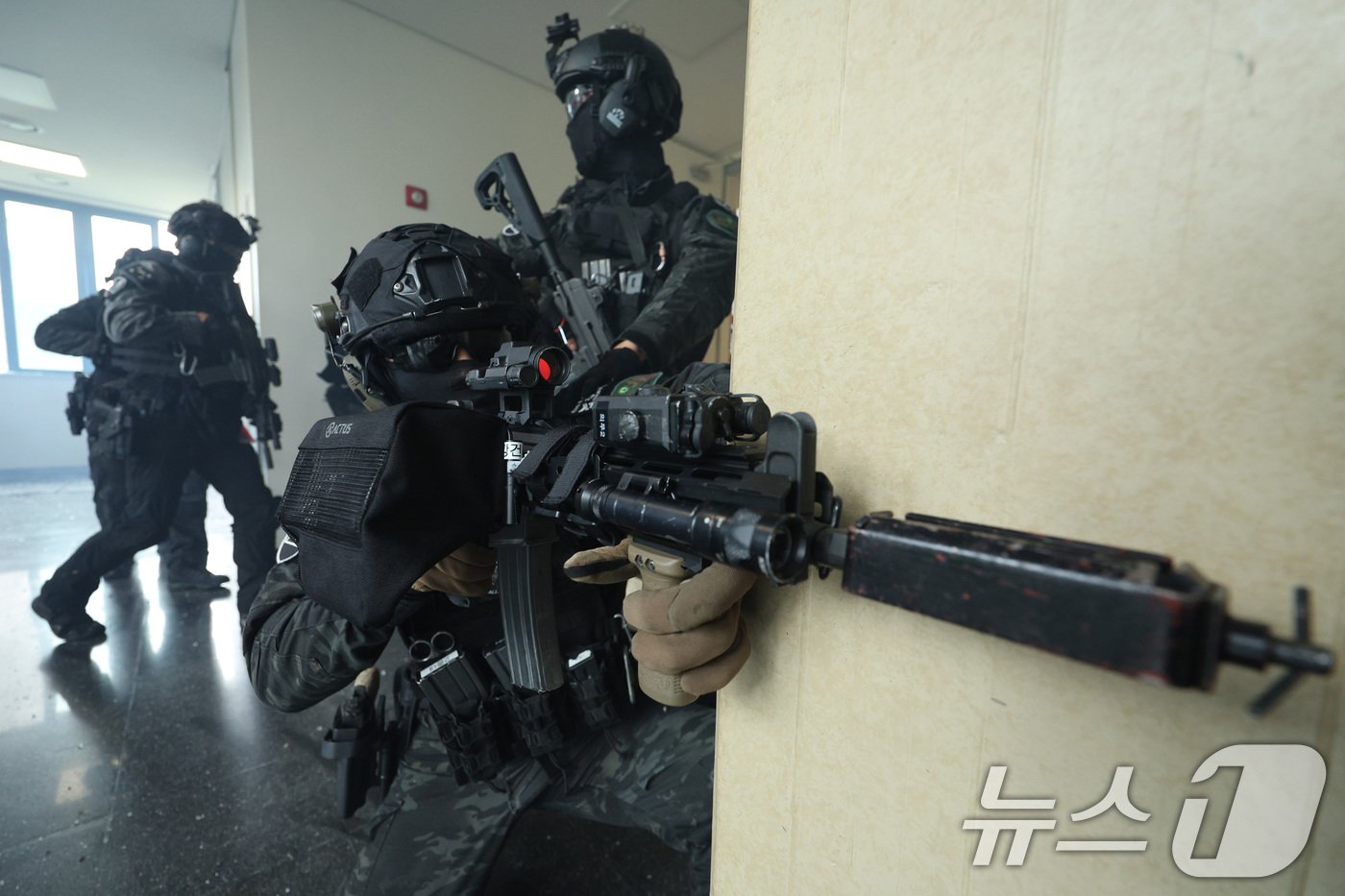 본문 이미지 - 21일 오후 서울 성북구 한국과학기술연구원에서 열린 국가중요시설 통합방호훈련에서 수방사 56보병사단 장병들이 테러범을 제압하기 위해 이동하고 있다.. 2024.8.21/뉴스1 ⓒ News1 신웅수 기자