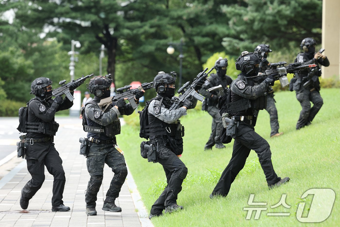 본문 이미지 - 21일 오후 서울 성북구 한국과학기술연구원에서 열린 국가중요시설 통합방호훈련에서 수방사 56보병사단 장병들이 거동수상자를 제압하기 위해 이동하고 있다.  2024.8.21/뉴스1 ⓒ News1 신웅수 기자