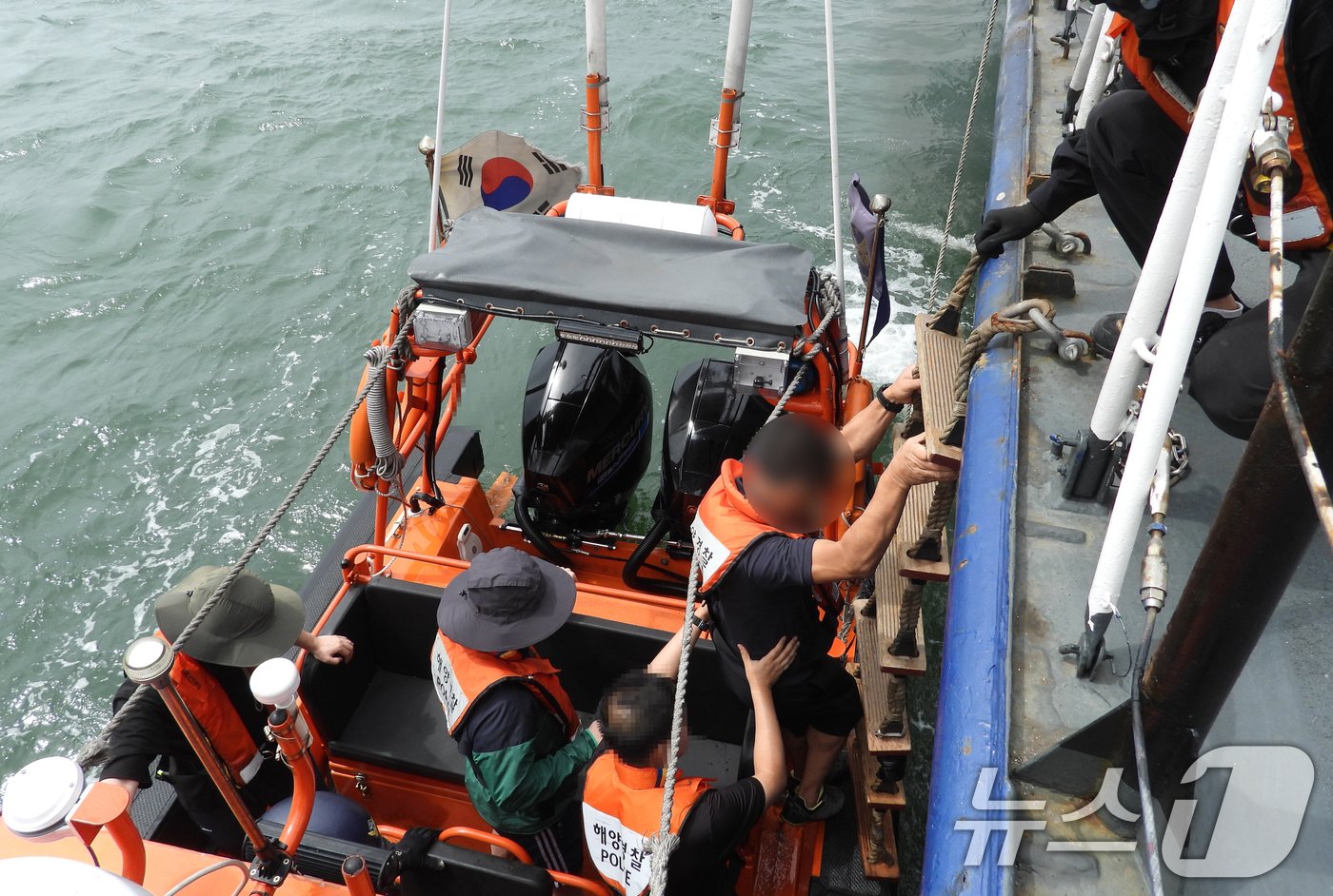 본문 이미지 - 인천해양경찰서와 유관기관이 21일 인천 옹진군 연평도 인근 해상에서 서북도서 주민이송 훈련을 하고 있다. (인천해경 제공) 2024.8.21/뉴스1