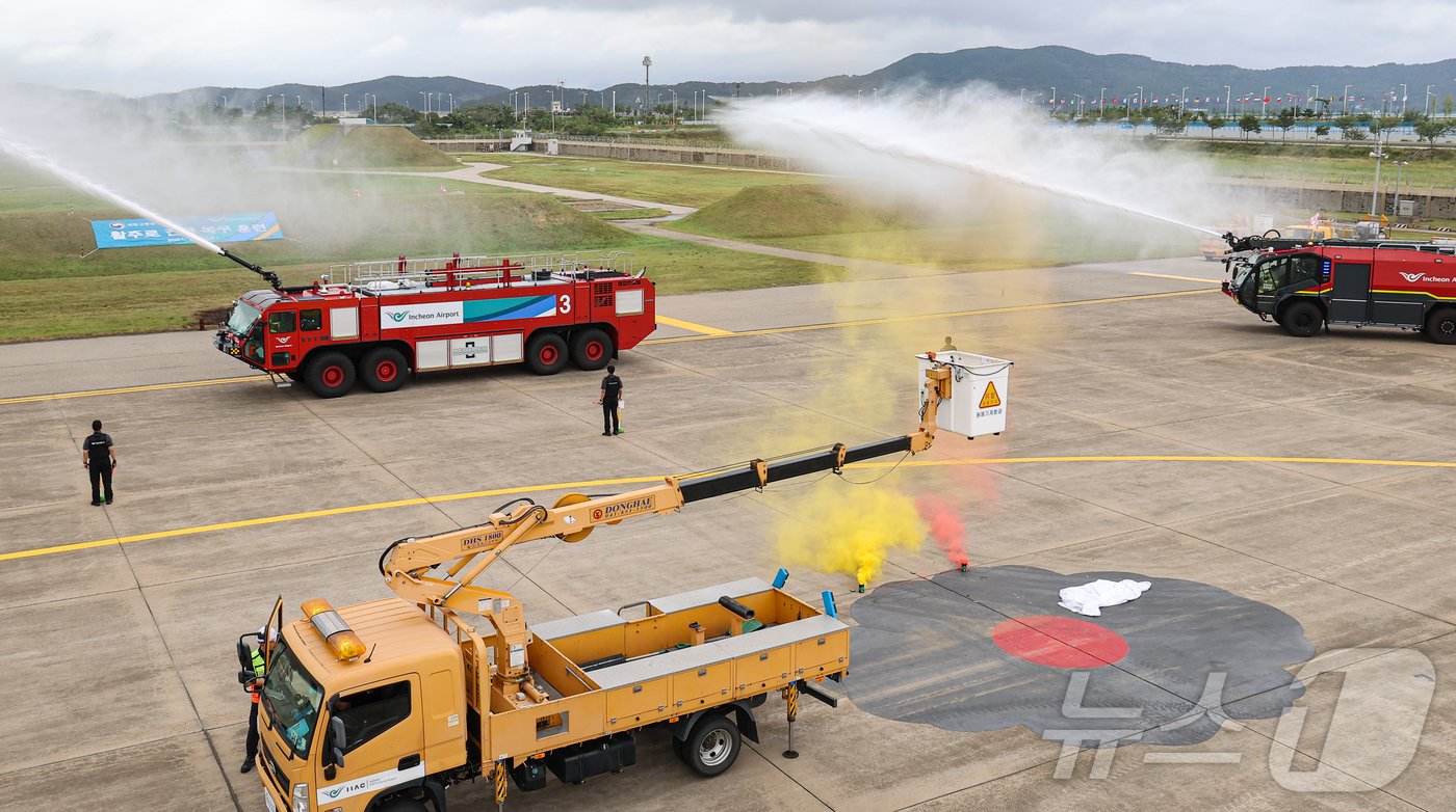 21일 인천국제공항 내 격리주기장에서 2024년 을지연습의 일환으로 활주로 긴급복구 종합훈련이 진행되고 있다.2024.8.21/뉴스1 ⓒ News1 김도우 기자