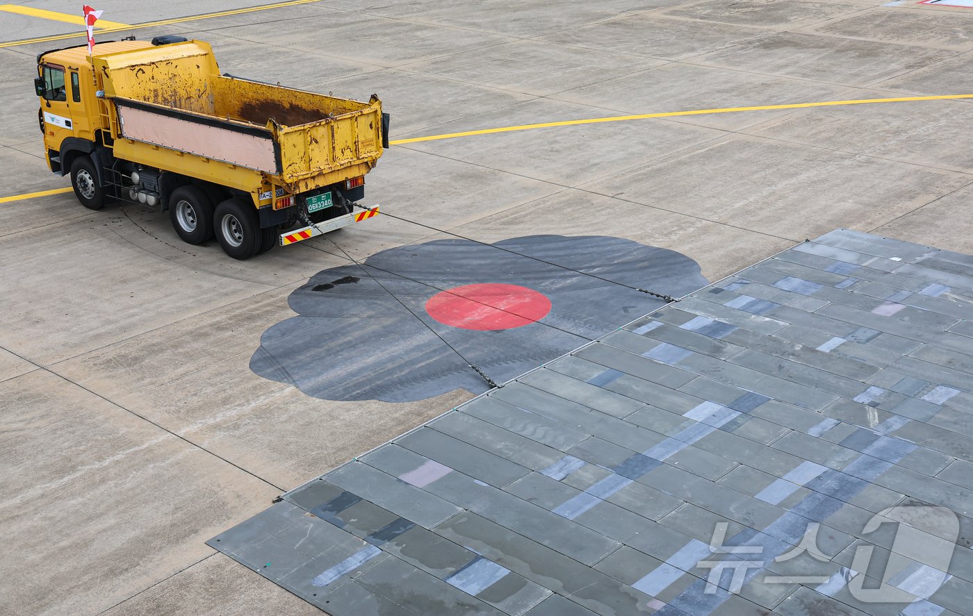 본문 이미지 - 21일 인천국제공항 내 격리주기장에서 2024년 을지연습의 일환으로 활주로 긴급복구 종합훈련이 진행되고 있다.  2024.8.21/뉴스1 ⓒ News1 김도우 기자