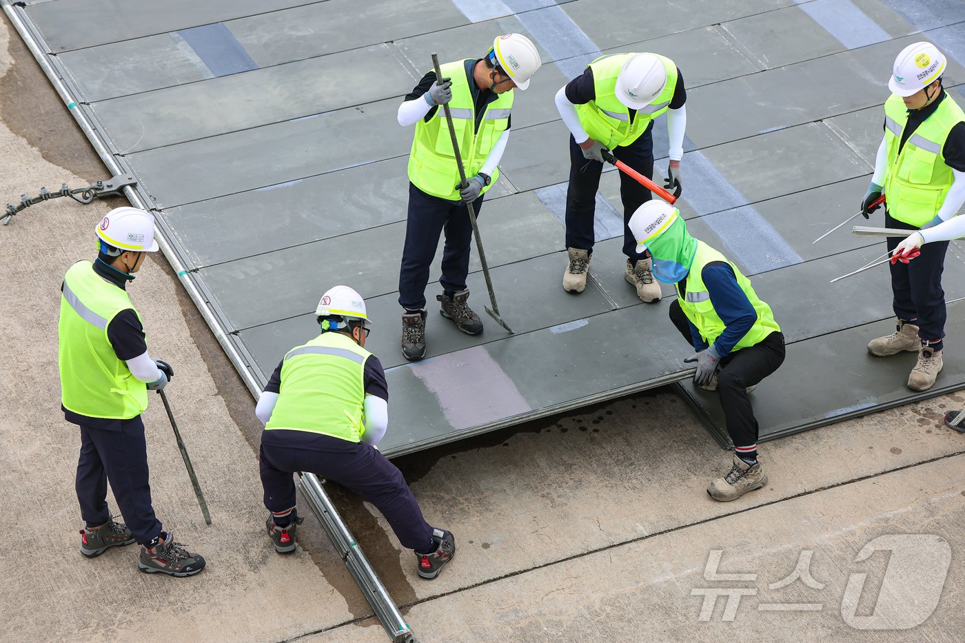 본문 이미지 - 21일 인천국제공항 내 격리주기장에서 2024년 을지연습의 일환으로 활주로 긴급복구 종합훈련이 진행되고 있다. 2024.8.21/뉴스1 ⓒ News1 김도우 기자