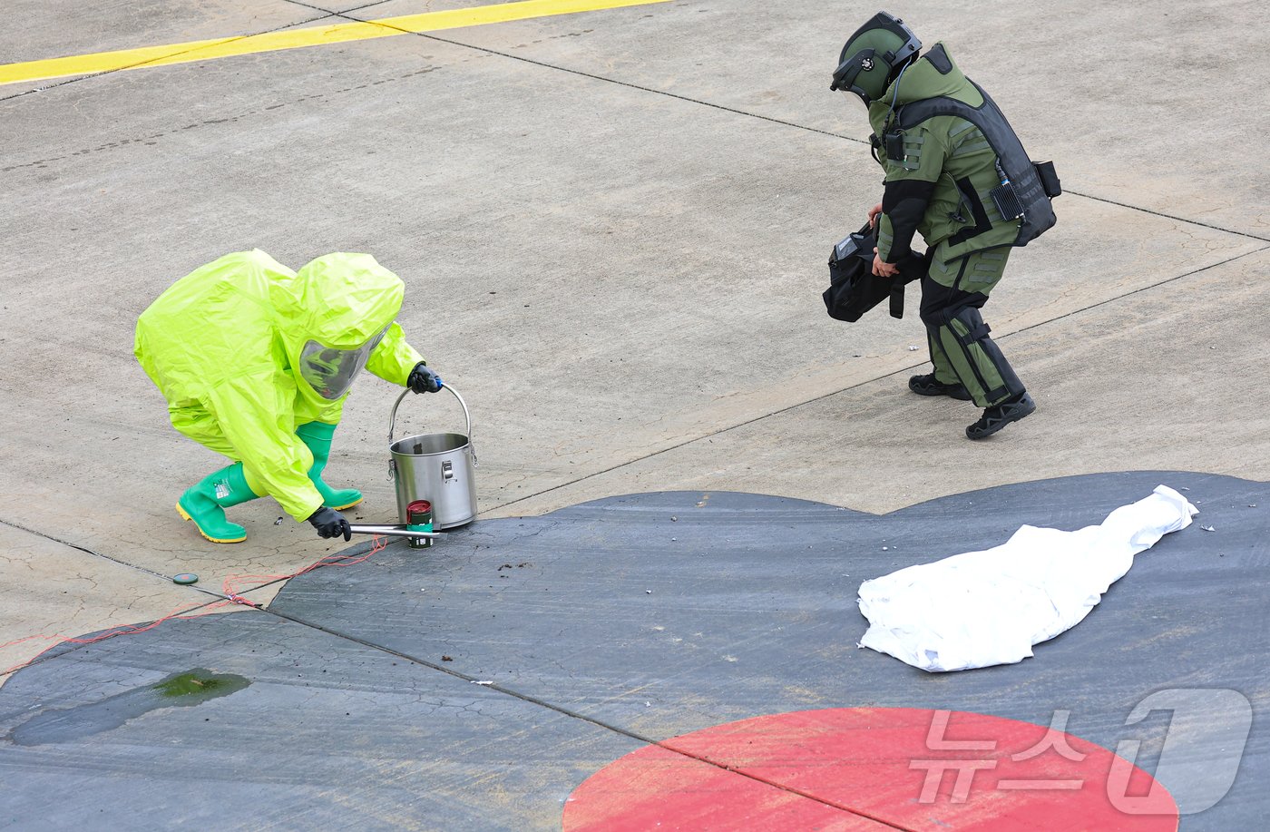 본문 이미지 - 21일 인천국제공항 내 격리주기장에서 2024년 을지연습의 일환으로 활주로 긴급복구 종합훈련이 진행되고 있다.  2024.8.21/뉴스1 ⓒ News1 김도우 기자