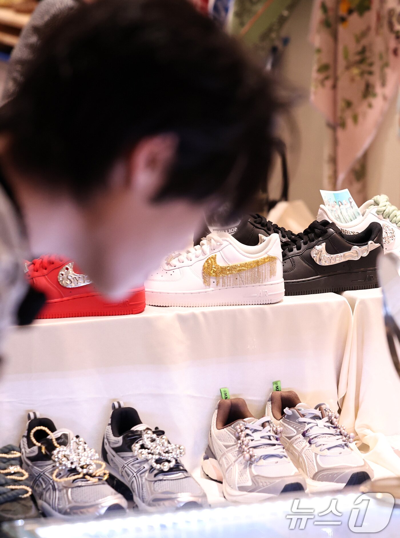 본문 이미지 - 21일 오후 서울 강남구 코엑스에서 열린 &#39;2024 트렌드페어&#39;에서 참관인이 상품을 살펴보고 있다. 2024.8.21/뉴스1 ⓒ News1 구윤성 기자