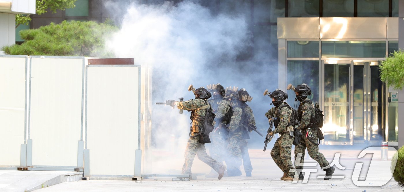 본문 이미지 - 21일 전북자치도 전주시 농촌진흥청에서 열린 국가중요시설 드론테러 대응훈련에서 7공수여단 장병들이 테러범 소탕작전 훈련을 하고 있다. 2024.8.21/뉴스1 ⓒ News1 유경석 기자