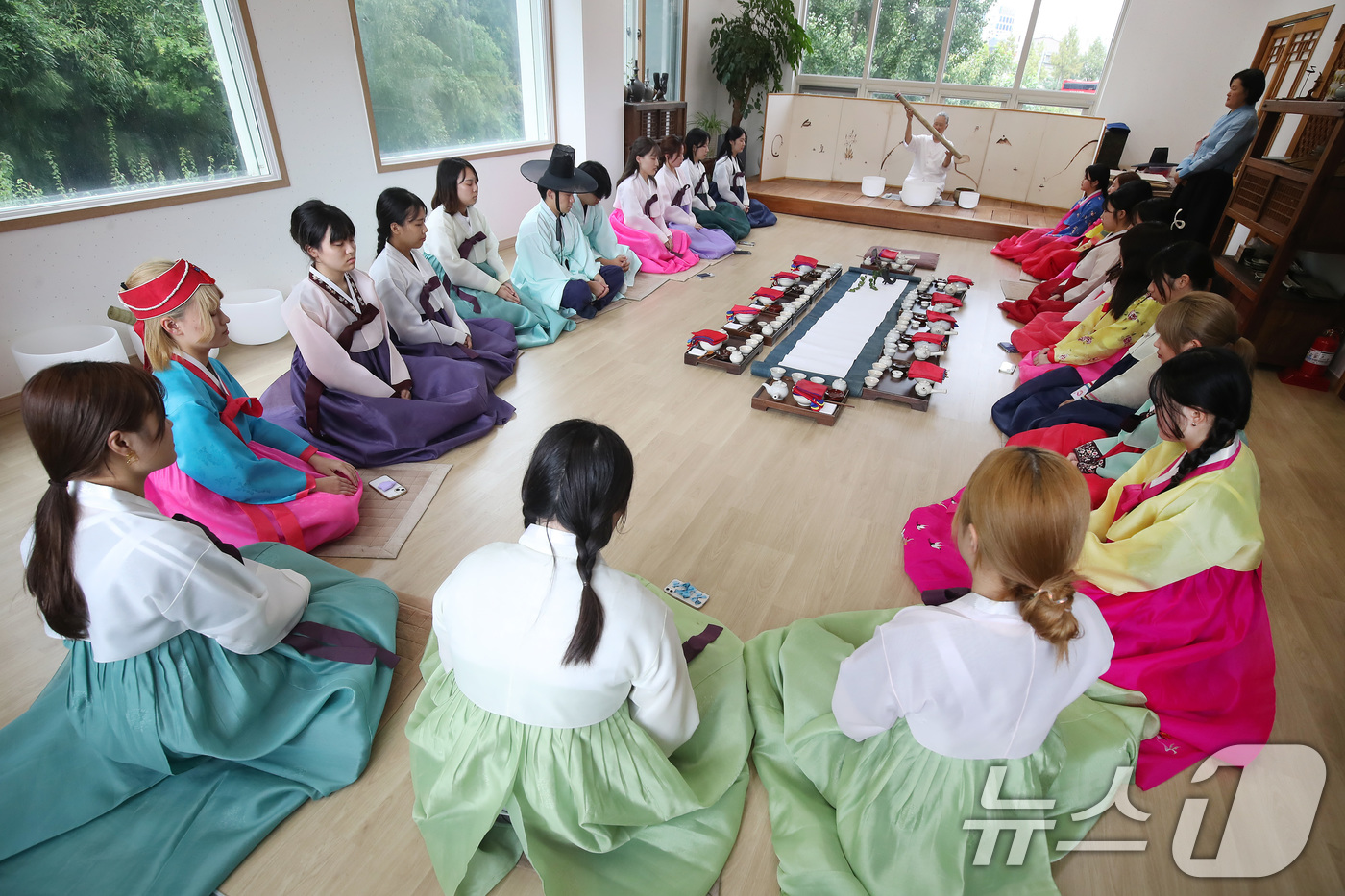 (대구=뉴스1) 공정식 기자 = 21일 오후 대구 수성구 푸른차연구문화원에서 열린 한국 전통문화 체험에 참여한 일본 대학생들이 한복을 곱게 차려입고 차 예절을 배우기 전 명상의 시 …