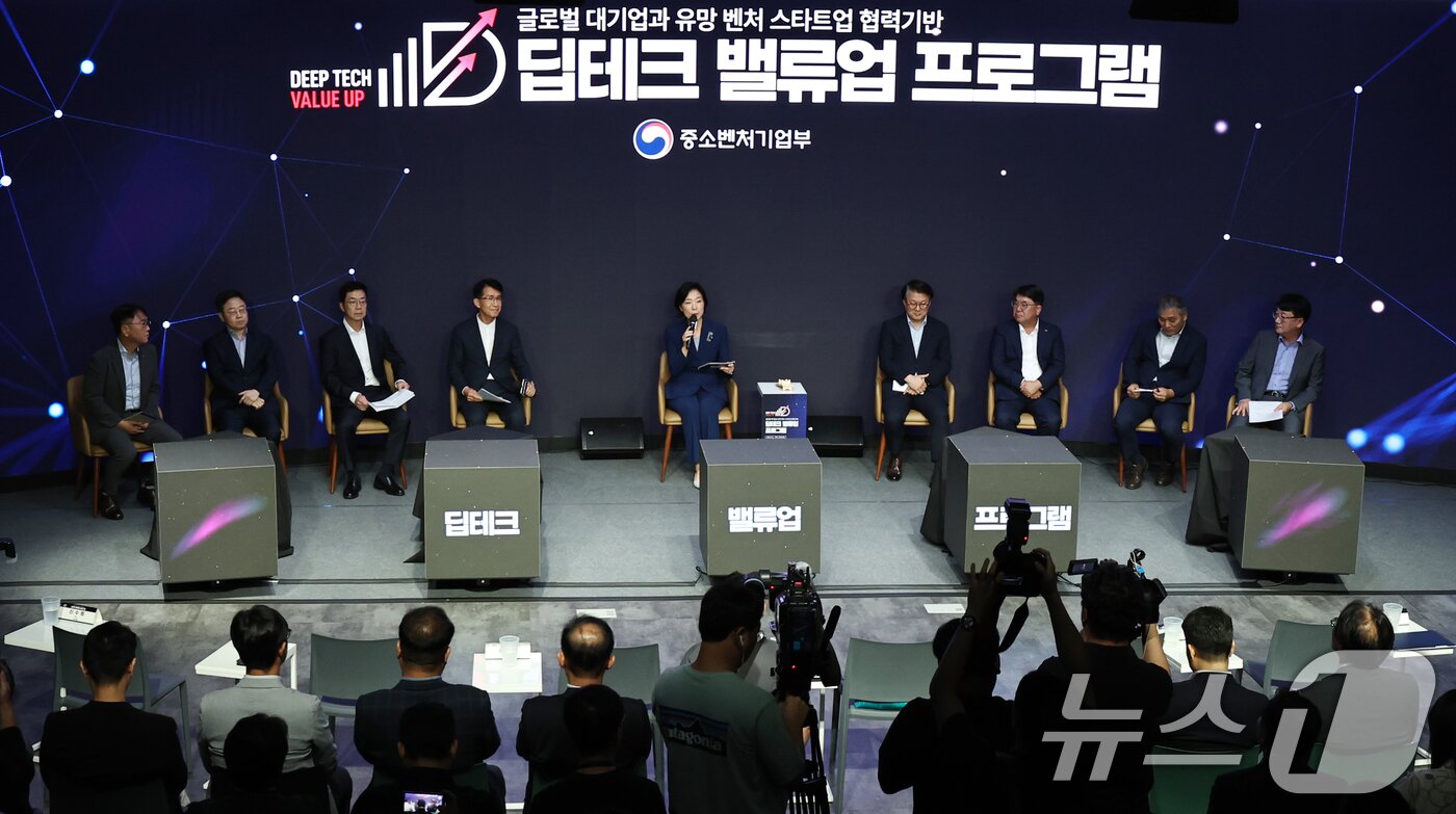 본문 이미지 - 오영주 중소벤처기업부 장관이 21일 오후 서울 강남구 코엑스 스튜디오159에서 열린 '딥테크 밸류업 프로그램' 론칭 행사에서 토크콘서트를 진행하고 있다. 왼쪽부터 전영민 롯데벤처스 대표, 신수정 KT 부사장, 박일평 LG사이언스파크 사장, 김동욱 현대자동차 부사장, 오영주 장관, 박승희 삼성전자 사장, 김동섭 SK하이닉스 사장, 김기수 포스코홀딩스 부사장, 노진율 HD현대중공업 부사장. 2024.8.21/뉴스1 ⓒ News1 구윤성 기자