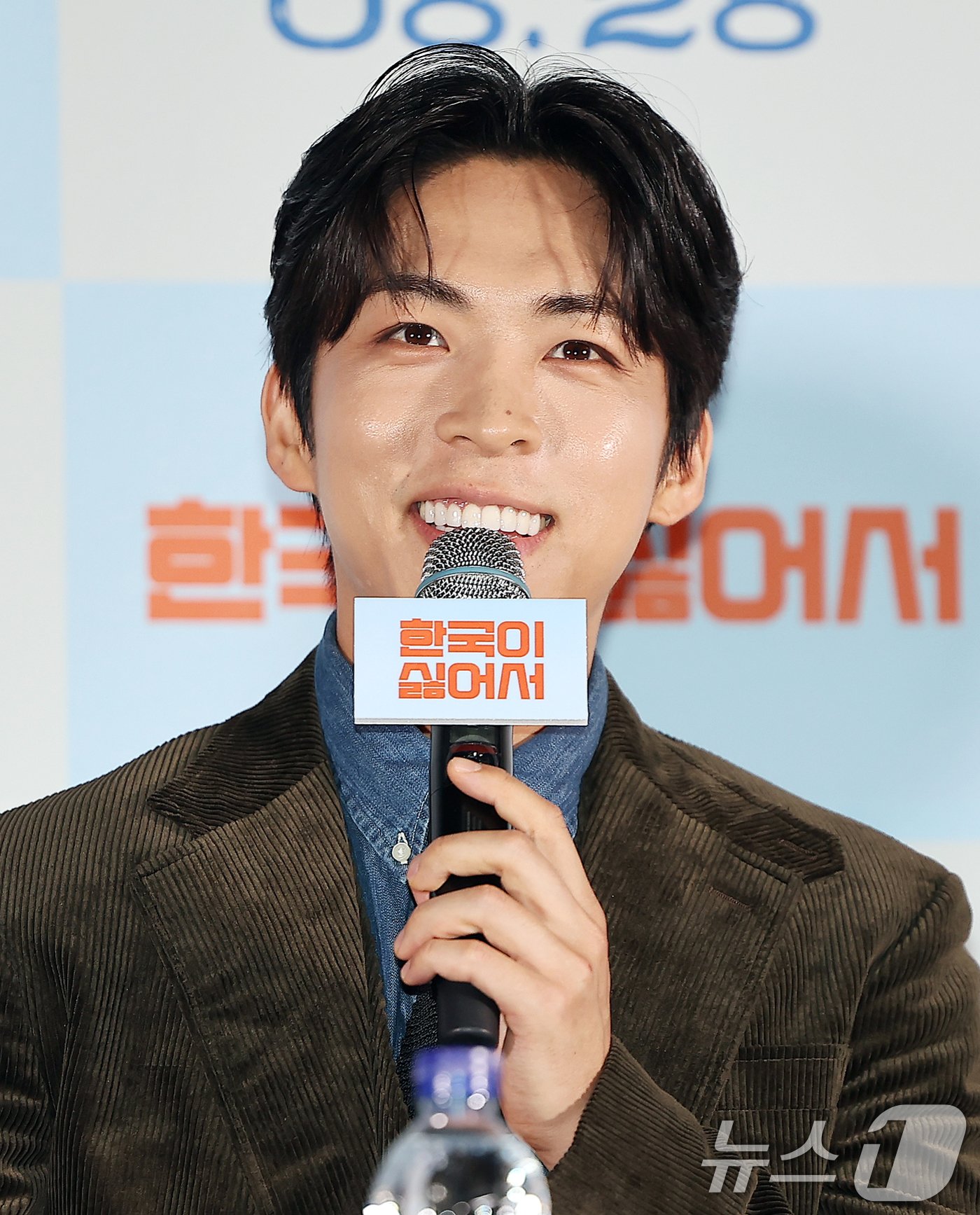 본문 이미지 - 배우 주종혁이 21일 오후 서울 CGV 용산아이파크몰에서 열린 영화 ‘한국이 싫어서’ 언론시사회에 참석해 인사말을 하고 있다. ‘한국이 싫어서’는 20대 후반의 계나(고아성)이 갑자기 자신의 행복을 찾아 직장과 가족, 남자친구를 뒤로하고 홀로 뉴질랜드로 떠나는 이야기다. 시대를 아우르는 공감과 희망의 메시지로 제28회 부산국제영화제 개막작으로 선정되기도 했다. 2024.8.21/뉴스1 ⓒ News1 김진환 기자