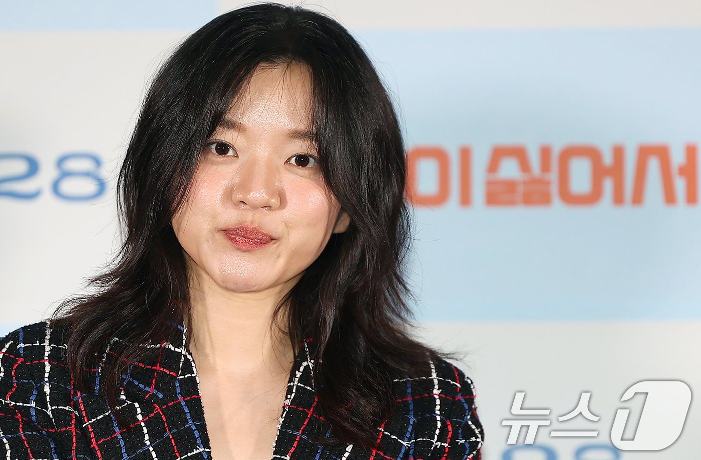 본문 이미지 - 배우 고아성이 21일 오후 서울 CGV 용산아이파크몰에서 열린 영화 ‘한국이 싫어서’ 언론시사회에 참석해 취재진 질문을 듣고 있다. ‘한국이 싫어서’는 20대 후반의 계나(고아성)이 갑자기 자신의 행복을 찾아 직장과 가족, 남자친구를 뒤로하고 홀로 뉴질랜드로 떠나는 이야기다. 시대를 아우르는 공감과 희망의 메시지로 제28회 부산국제영화제 개막작으로 선정되기도 했다. 2024.8.21/뉴스1 ⓒ News1 김진환 기자