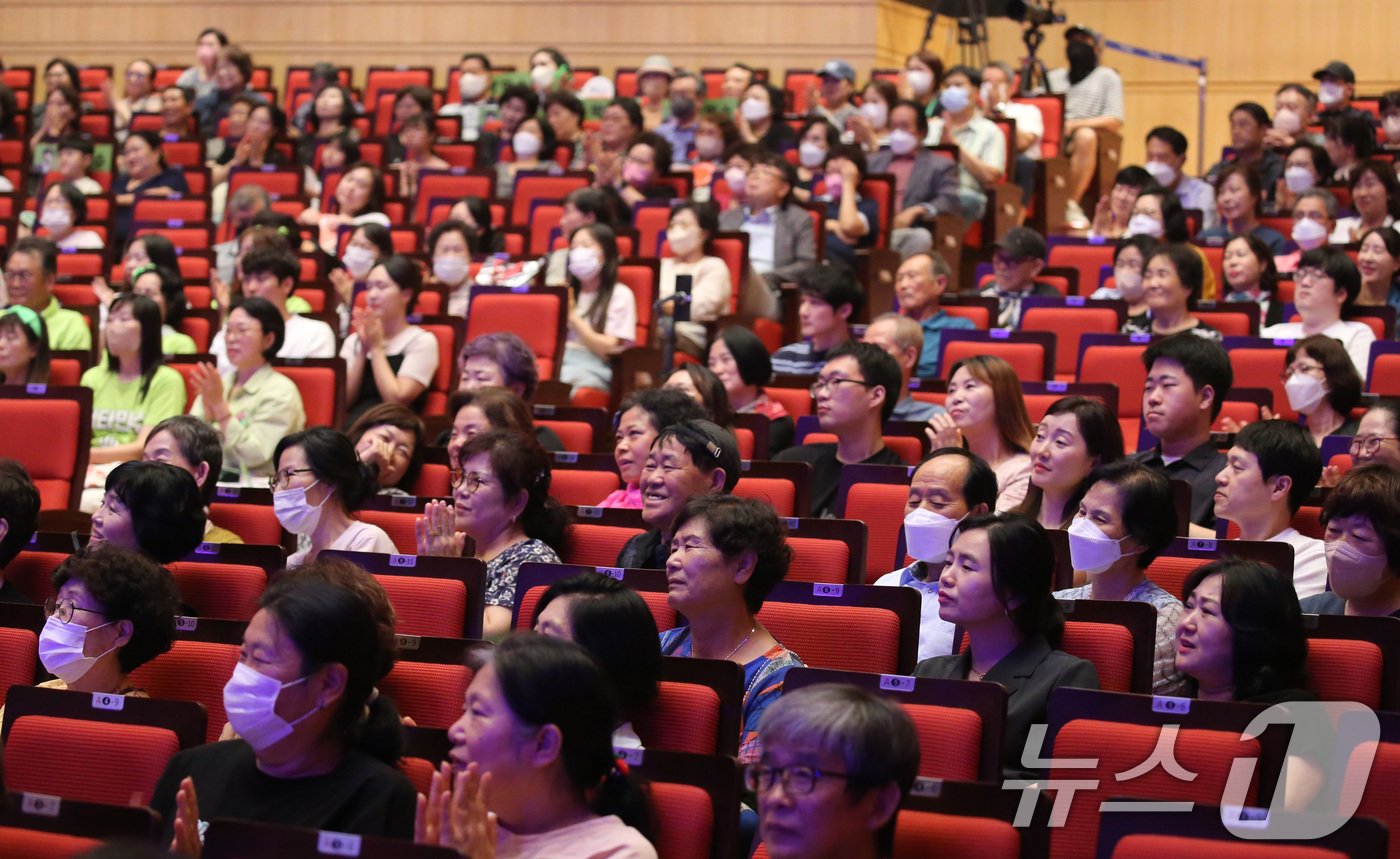 본문 이미지 - 21일 충남 천안예술의전당에서 열린 2024 전국 농어촌 청춘토크 콘서트에서 참석자들이 초청강연을 듣고 있다. 2024.8.21/뉴스1 ⓒ News1 김기태 기자