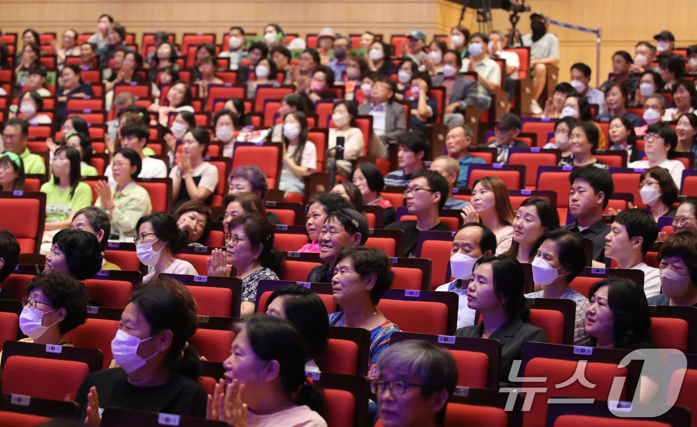 21일 충남 천안예술의전당에서 열린 2024 전국 농어촌 청춘토크 콘서트에서 참석자들이 초청강연을 듣고 있다. 2024.8.21/뉴스1 ⓒ News1 김기태 기자