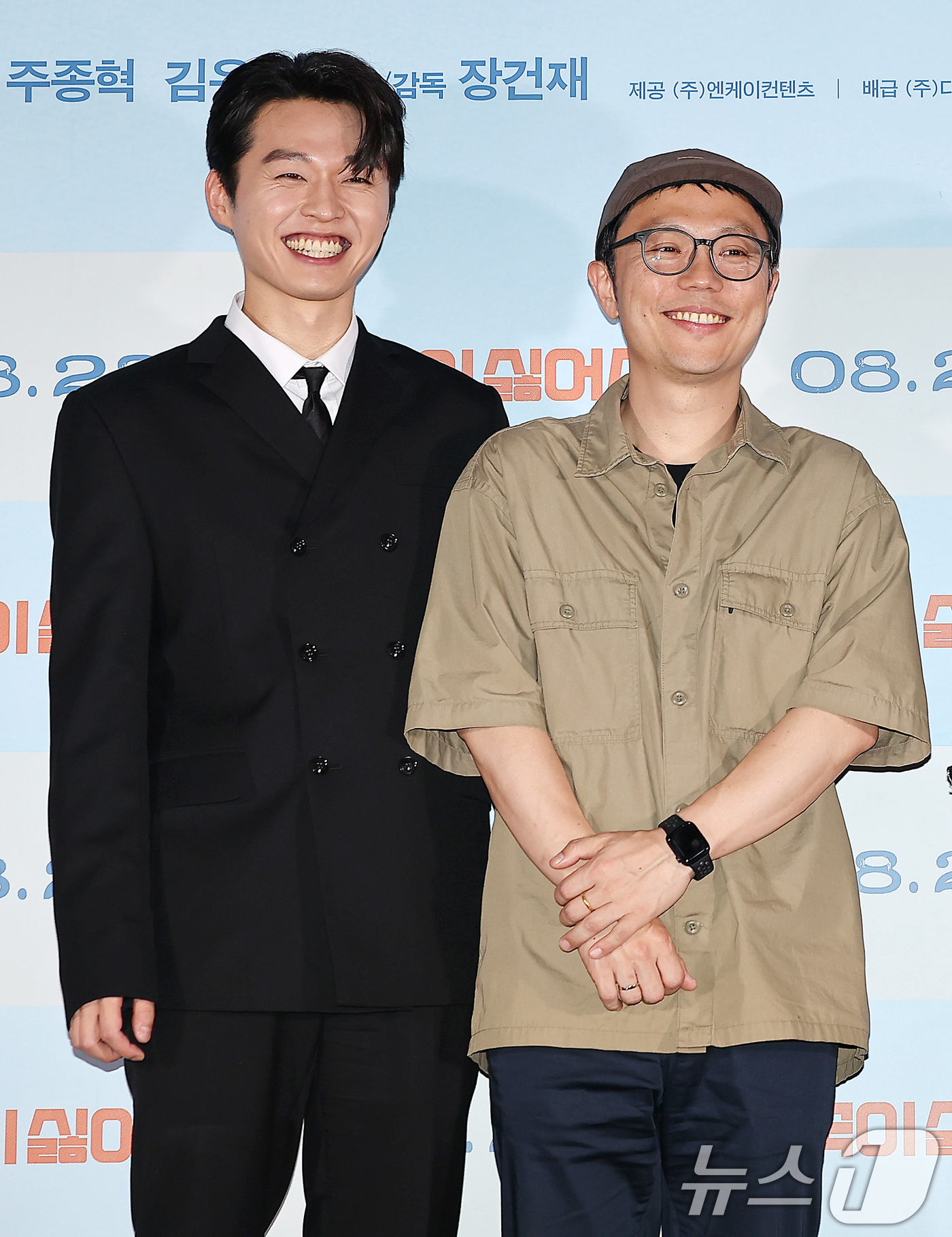 (서울=뉴스1) 김진환 기자 = 배우 김우겸과 장건재 감독(오른쪽)이 21일 오후 서울 CGV 용산아이파크몰에서 열린 영화 ‘한국이 싫어서’ 언론시사회에 참석해 포즈를 취하고 있다 …