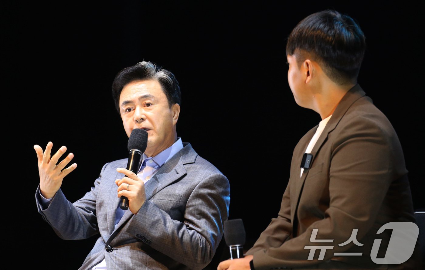 본문 이미지 - 21일 충남 천안예술의전당에서 열린 2024 전국 농어촌 청춘토크 콘서트에서 김태흠 충남도지사가 토크콘서트를 하고 있다. 2024.8.21/뉴스1 ⓒ News1 김기태 기자