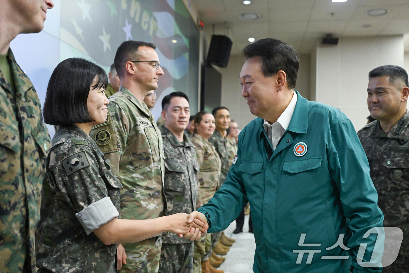 (서울=뉴스1) 송원영 기자 = 윤석열 대통령이 21일 경기 용인 육군 지상작전사령부를 방문, 한미 을지 자유의 방패(UFS·을지프리덤실드)에 참가 중인 한미 장병들을 격려하고 있 …