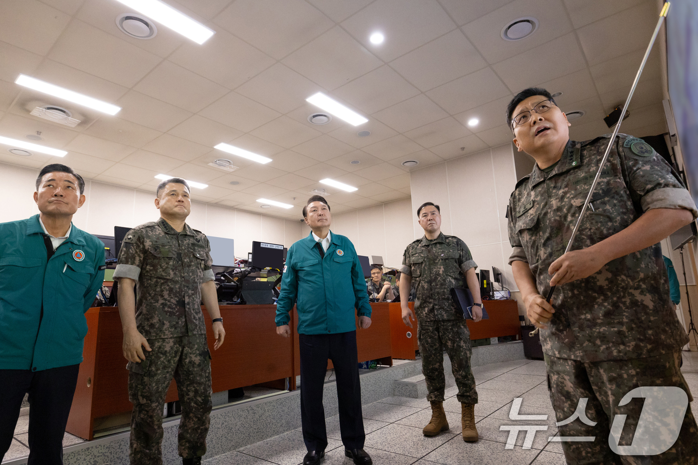 (서울=뉴스1) 송원영 기자 = 윤석열 대통령이 21일 경기 용인 육군 지상작전사령부를 방문, 군사대비태세와 한미 을지 자유의 방패(UFS·을지프리덤실드) 연습 상황을 점검하고 있 …