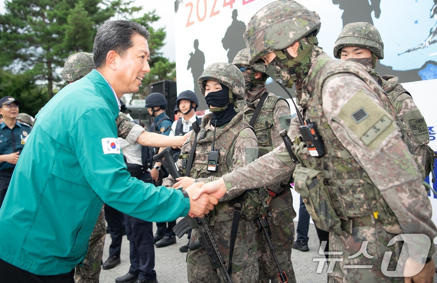 (구미=뉴스1) 정우용 기자 = 김장호 구미시장이 21일 구미시 지하공동구에서 실시된 민ㆍ관ㆍ군ㆍ경ㆍ소방 통합방위훈련에 참가한 육군 50사단 낙동강여단 기동타격대원들과 악수하고 있 …