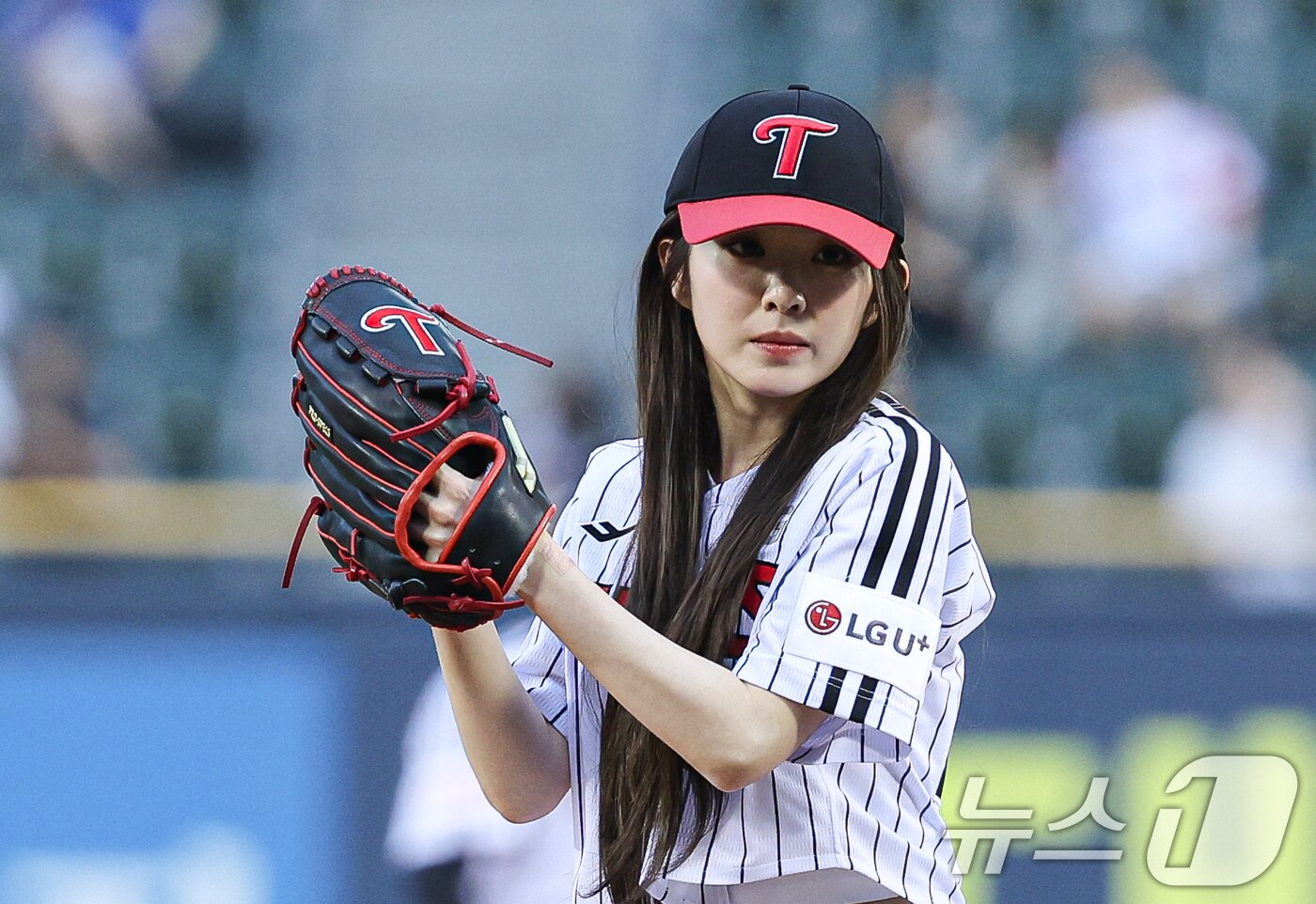 본문 이미지 - 레드벨벳 아이린이 21일 오후 서울 송파구 잠실야구장에서 열린 프로야구 ‘2024 신한 SOL 뱅크 KBO리그’ SSG 랜더스와 LG 트윈스의 경기에서 시구를 하고 있다. ⓒ News1 이재명 기자