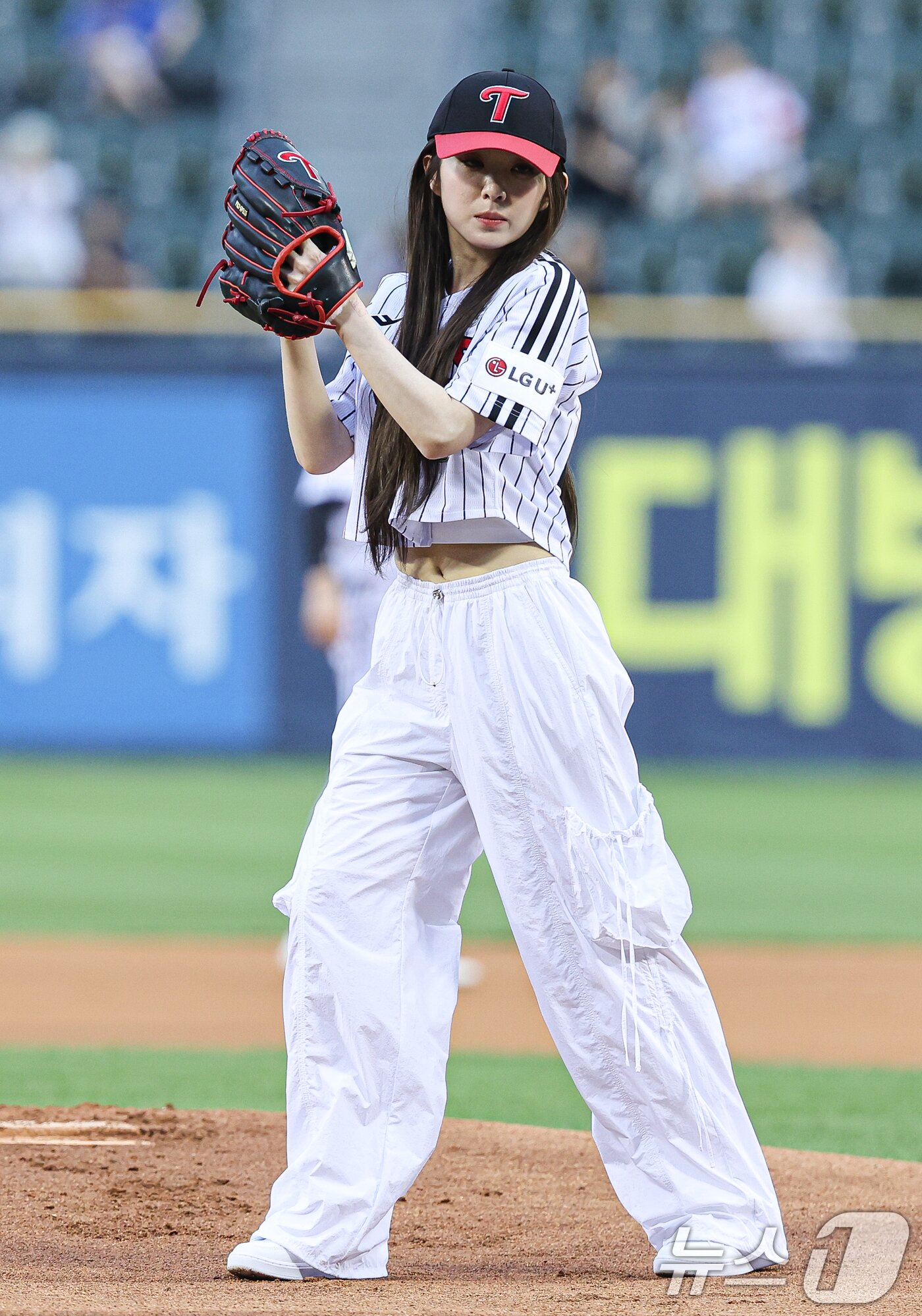 본문 이미지 - 레드벨벳 아이린이 21일 오후 서울 송파구 잠실야구장에서 열린 프로야구 ‘2024 신한 SOL 뱅크 KBO리그’ SSG 랜더스와 LG 트윈스의 경기에서 멋진 시구를 하고 있다. ⓒ News1 이재명 기자