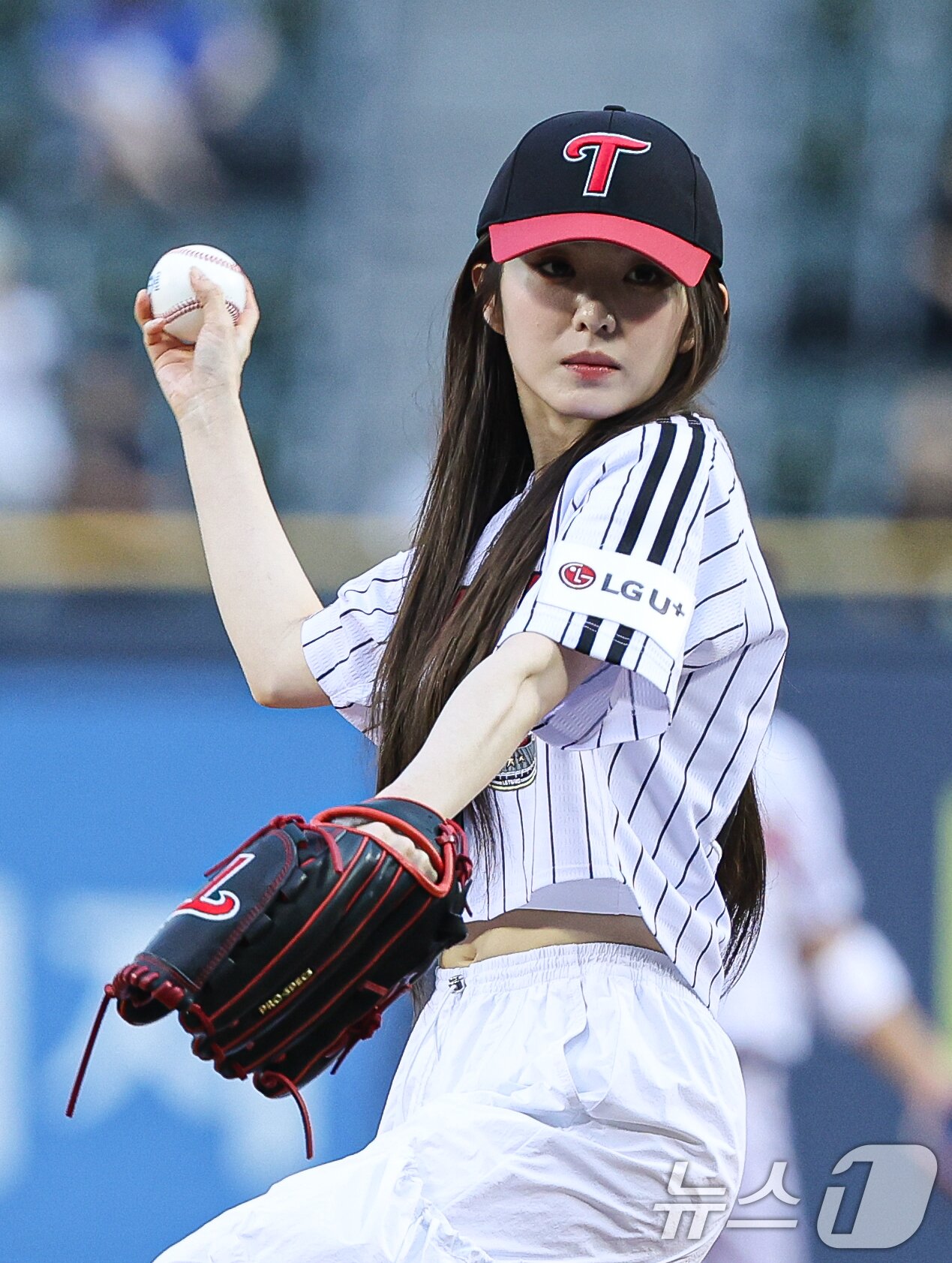 본문 이미지 - 레드벨벳 아이린이 21일 오후 서울 송파구 잠실야구장에서 열린 프로야구 ‘2024 신한 SOL 뱅크 KBO리그’ SSG 랜더스와 LG 트윈스의 경기에서 시구를 하고 있다. ⓒ News1 이재명 기자