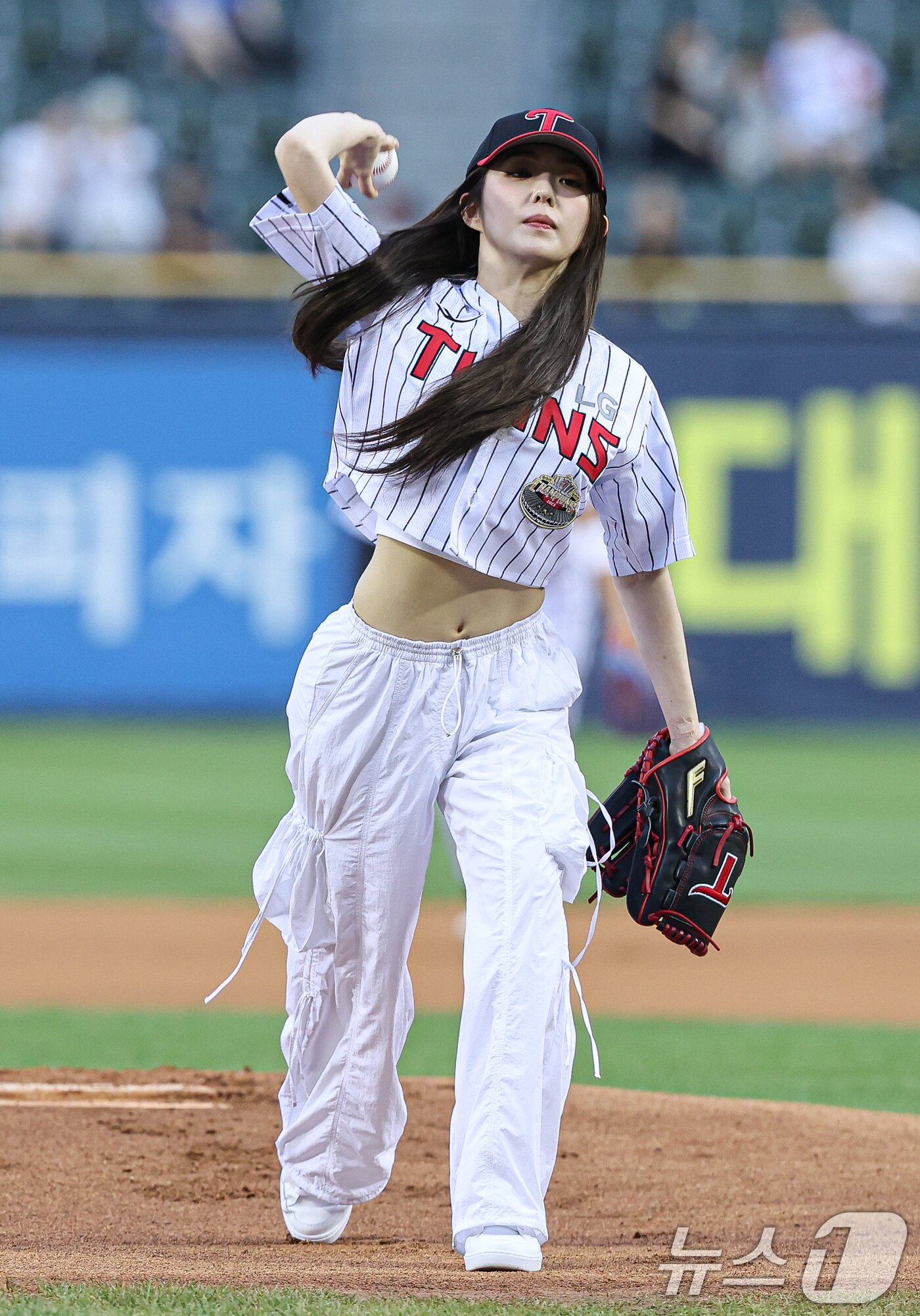 본문 이미지 - 레드벨벳 아이린이 21일 오후 서울 송파구 잠실야구장에서 열린 프로야구 ‘2024 신한 SOL 뱅크 KBO리그’ SSG 랜더스와 LG 트윈스의 경기에서 시구를 하고 있다. ⓒ News1 이재명 기자