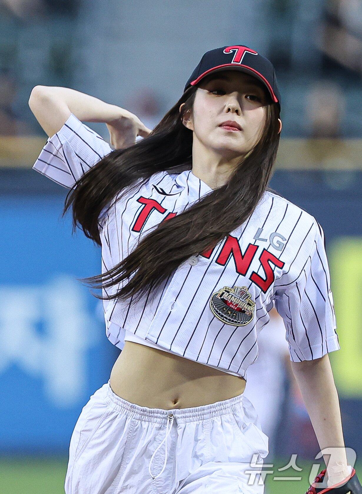 본문 이미지 - 레드벨벳 아이린이 21일 오후 서울 송파구 잠실야구장에서 열린 프로야구 ‘2024 신한 SOL 뱅크 KBO리그’ SSG 랜더스와 LG 트윈스의 경기에서 시구를 하고 있다. ⓒ News1 이재명 기자