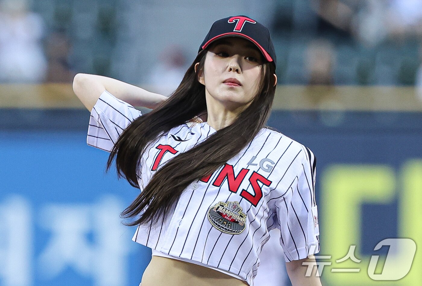 본문 이미지 - 레드벨벳 아이린이 21일 오후 서울 송파구 잠실야구장에서 열린 프로야구 ‘2024 신한 SOL 뱅크 KBO리그’ SSG 랜더스와 LG 트윈스의 경기에서 시구를 하고 있다.  ⓒ News1 이재명 기자