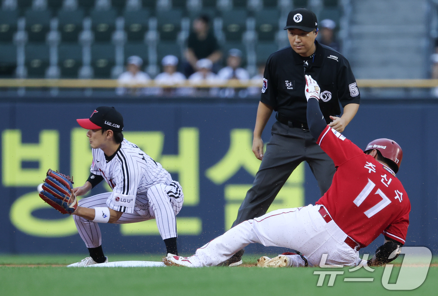 (서울=뉴스1) 이재명 기자 = 21일 오후 서울 송파구 잠실야구장에서 열린 프로야구 ‘2024 신한 SOL 뱅크 KBO리그’ SSG 랜더스와 LG 트윈스의 경기, 1회초 1사 주 …