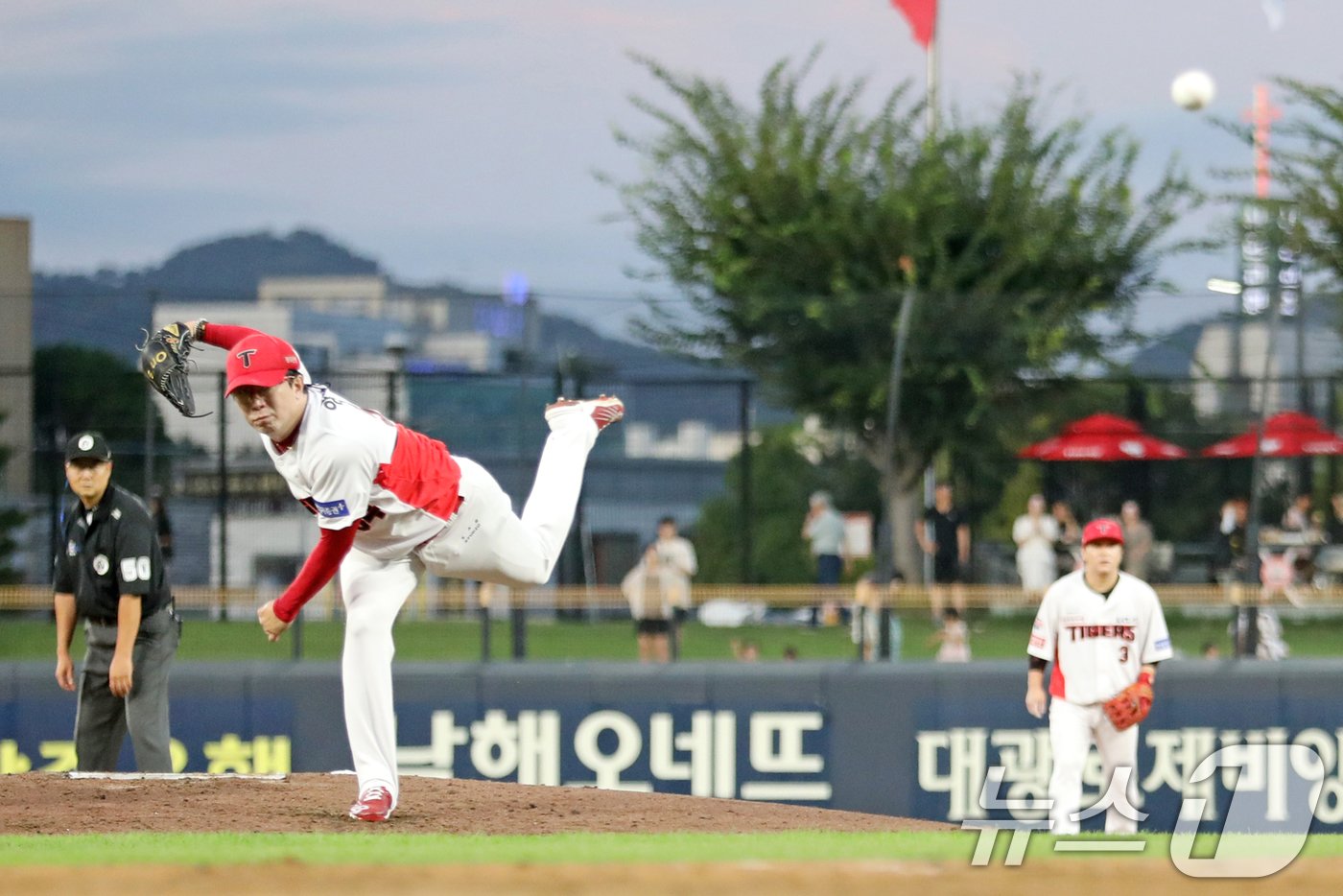 기아 양현종이 21일 오후 광주 기아챔피언스필드에서 열린 프로야구 롯데와 기아의 경기에서 3회초에 롯데 윤동희를 삼진으로 잡으며 KBO 역대 최다인 2,049개 탈삼진을 달성하고 있다. &#40;기아타이거즈 제공&#41;2024.8.21/뉴스1