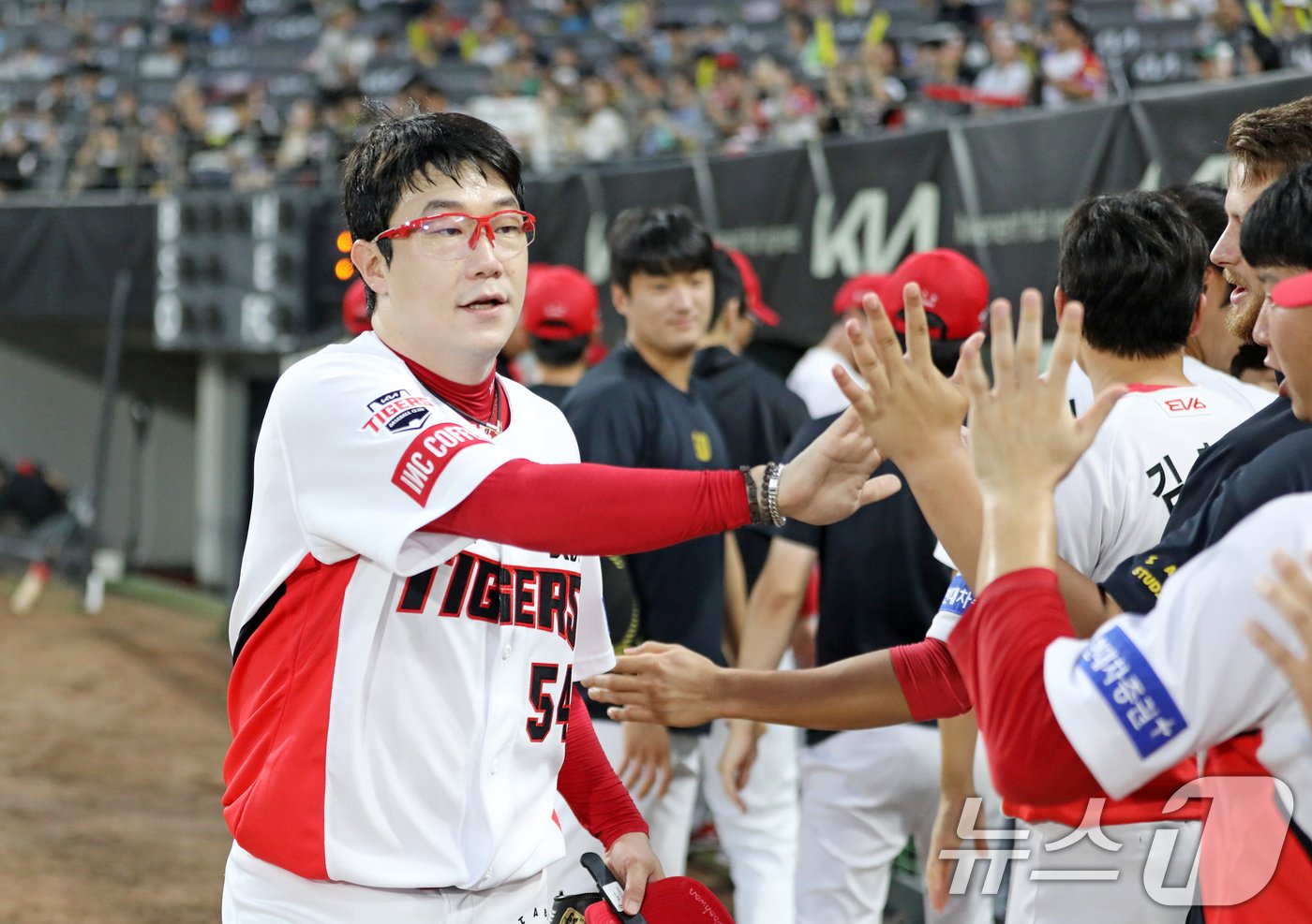 본문 이미지 - 기아 양현종이 21일 오후 광주 기아챔피언스필드에서 열린 프로야구 롯데와 기아의 경기에서 3회초에 롯데 윤동희를 삼진으로 잡으며 KBO 역대 최다인 2,049개 탈삼진을 달성 후 동료들의 축하를 받고 있다. (기아타이거즈 제공)2024.8.21/뉴스1