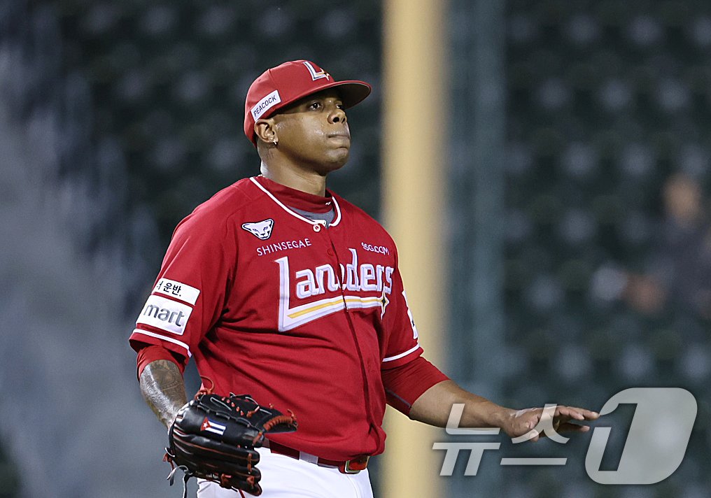 본문 이미지 - 21일 오후 서울 송파구 잠실야구장에서 열린 프로야구 ‘2024 신한 SOL 뱅크 KBO리그’ SSG 랜더스와 LG 트윈스의 경기, 7말 2사 주자없는 상황 LG 박해민 타구를 잡아낸 SSG 엘리아스가 1루로 송구하는 과정에서 실책한 후 사과하고 있다. 2024.8.21/뉴스1 ⓒ News1 이재명 기자