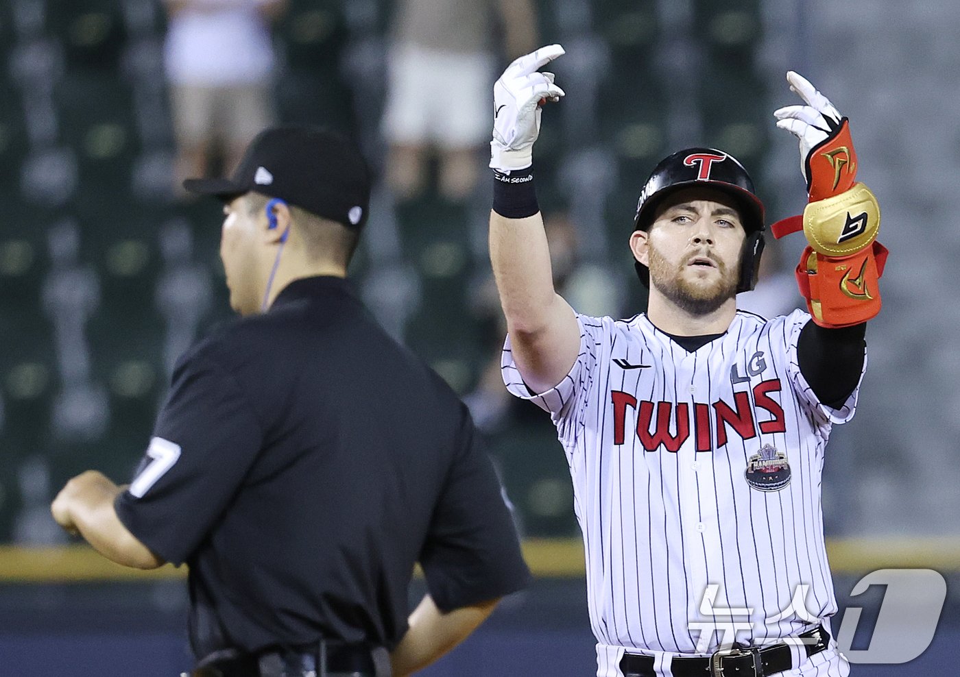 본문 이미지 - 21일 오후 서울 송파구 잠실야구장에서 열린 프로야구 ‘2024 신한 SOL 뱅크 KBO리그’ SSG 랜더스와 LG 트윈스의 경기, 8회말 1사 2루 상황 LG 오스틴이 적시타를 친 후 세리머니를 하고 있다. 2024.8.21/뉴스1 ⓒ News1 이재명 기자