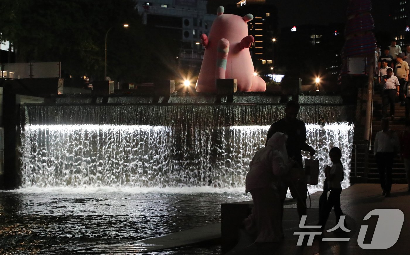 본문 이미지 - 열대야가 이어지는 21일 오후 서울 청계천을 찾은 시민들과 외국인 관광객이 더위를 식히고 있다. 2024.8.21/뉴스1 ⓒ News1 박세연 기자