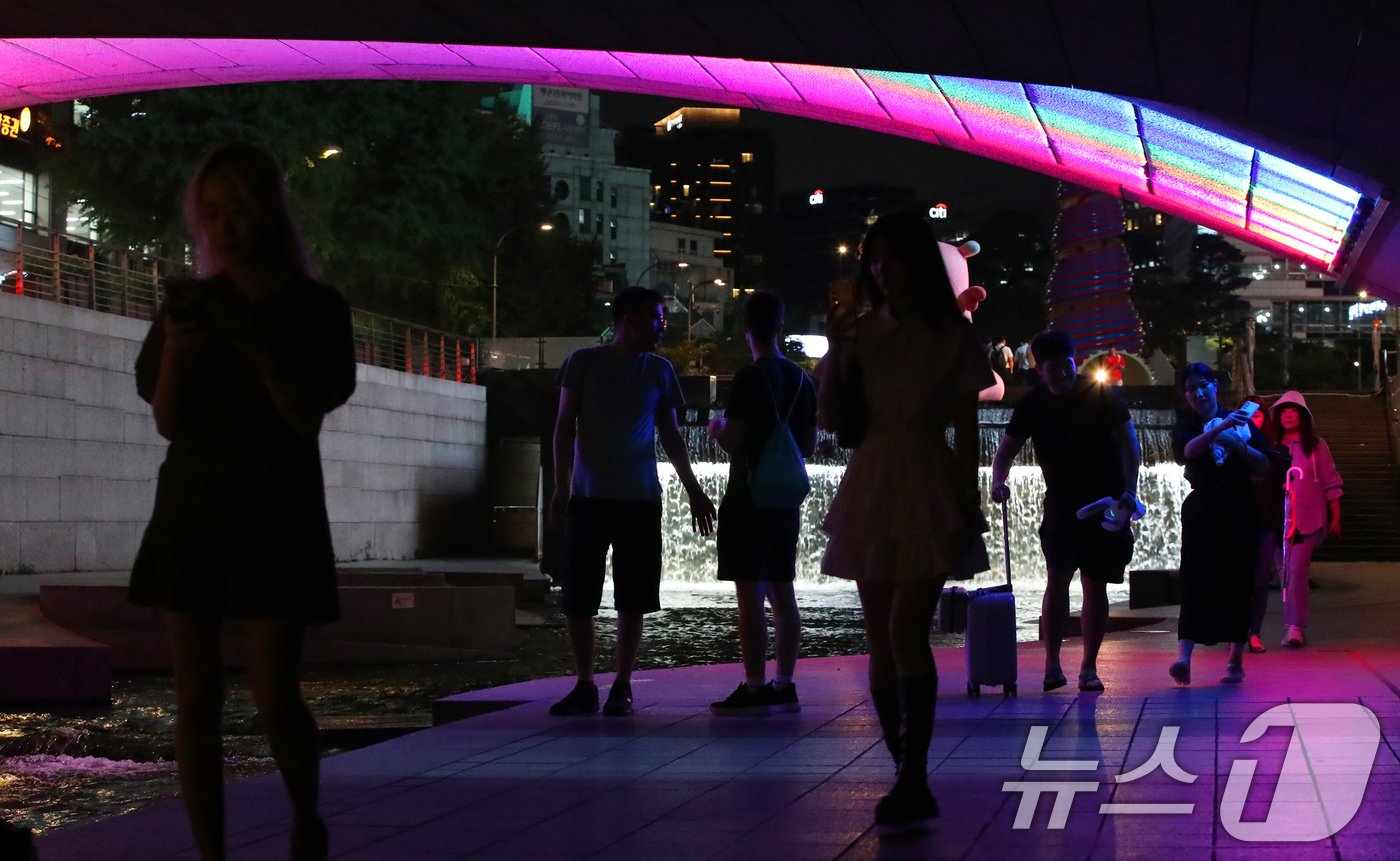본문 이미지 - 열대야가 이어지는 21일 오후 서울 청계천을 찾은 시민들과 외국인 관광객들이 더위를 식히고 있다. 2024.8.21/뉴스1 ⓒ News1 박세연 기자