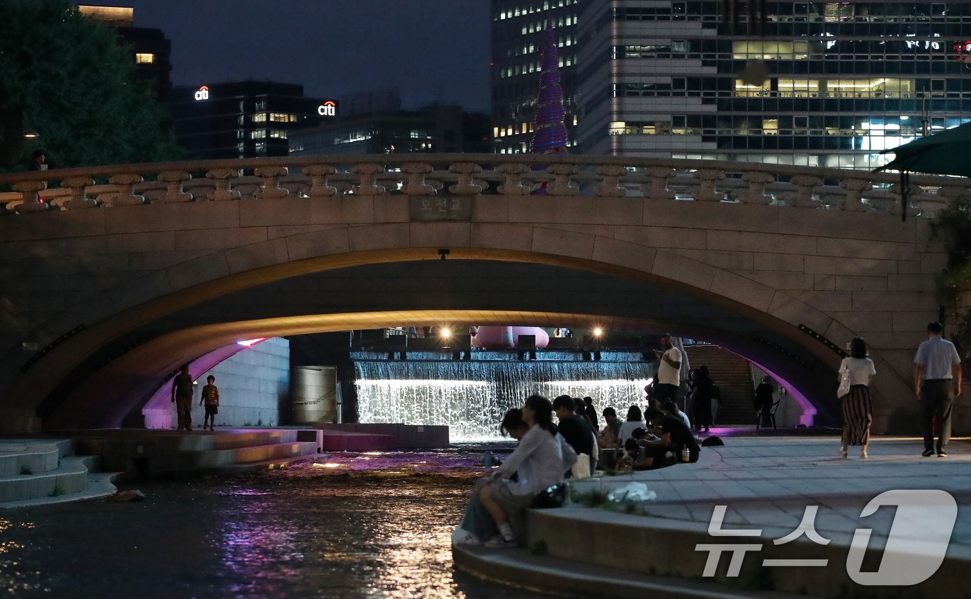 본문 이미지 - 열대야가 이어지는 21일 오후 서울 청계천을 찾은 시민들과 외국인 관광객들이 더위를 식히고 있다. 2024.8.21/뉴스1 ⓒ News1 박세연 기자