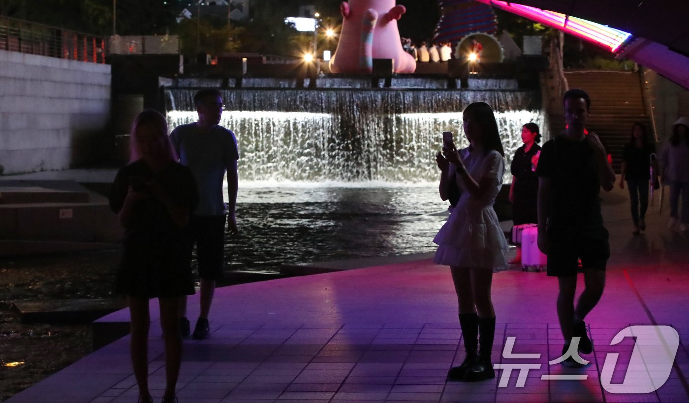본문 이미지 - 열대야가 이어지는 21일 오후 서울 청계천을 찾은 시민들과 외국인 관광객들이 더위를 식히고 있다. 2024.8.21/뉴스1 ⓒ News1 박세연 기자