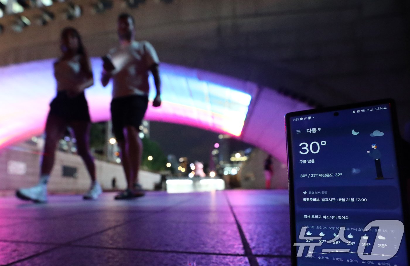 본문 이미지 - 열대야가 이어지는 21일 오후 서울 청계천을 찾은 시민들과 외국인 관광객들이 더위를 식히고 있다. 2024.8.21/뉴스1 ⓒ News1 박세연 기자