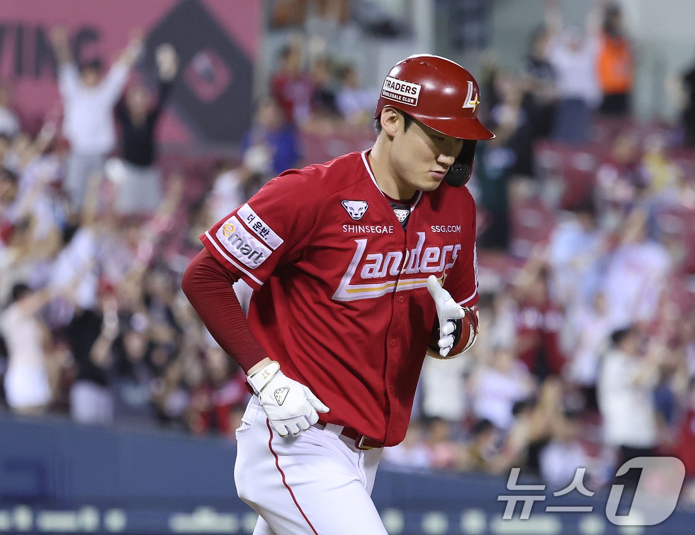 본문 이미지 - 21일 오후 서울 송파구 잠실야구장에서 열린 프로야구 ‘2024 신한 SOL 뱅크 KBO리그’ SSG 랜더스와 LG 트윈스의 경기, 9회초 1사 1루 상황 SSG 오태곤이 투런포를 친 후 그라운드를 돌고 있다. 2024.8.21/뉴스1 ⓒ News1 이재명 기자