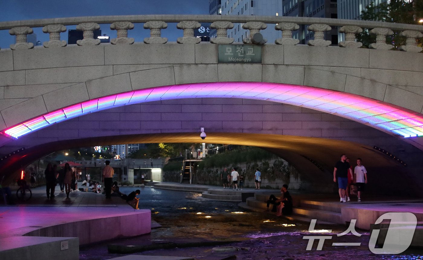 본문 이미지 - 6~8월 평균 열대야 일수 20.2일, 평균 최고 기온 30.4도로 한반도는 기상 관측 사상 가장 더운 여름을 보냈다. 폭염이 새로운 위기로 떠올라 국민들의 일상 생활에도 큰 영향을 미쳤다. 열대야가 이어지는 8월  여름밤 서울 청계천을 찾은 시민들과 외국인 관광객들이 더위를 식히고 있다.  /뉴스1