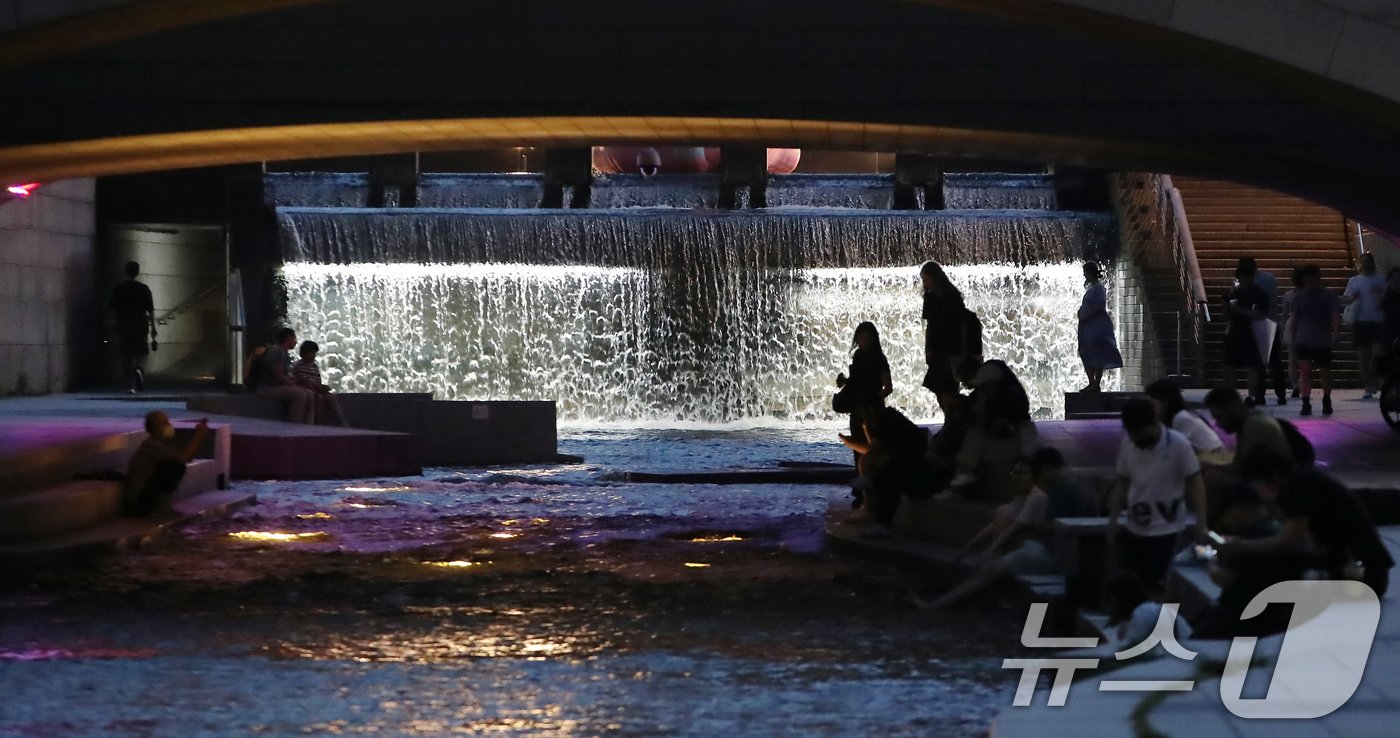 본문 이미지 - 열대야가 이어지는 21일 오후 서울 청계천을 찾은 시민들과 외국인 관광객들이 더위를 식히고 있다. 2024.8.21/뉴스1 ⓒ News1 박세연 기자