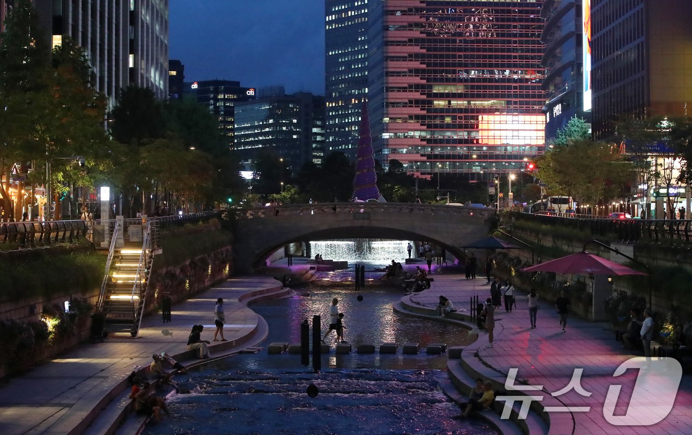 본문 이미지 - 열대야가 이어지는 21일 오후 서울 청계천을 찾은 시민들과 외국인 관광객들이 더위를 식히고 있다. 2024.8.21/뉴스1 ⓒ News1 박세연 기자