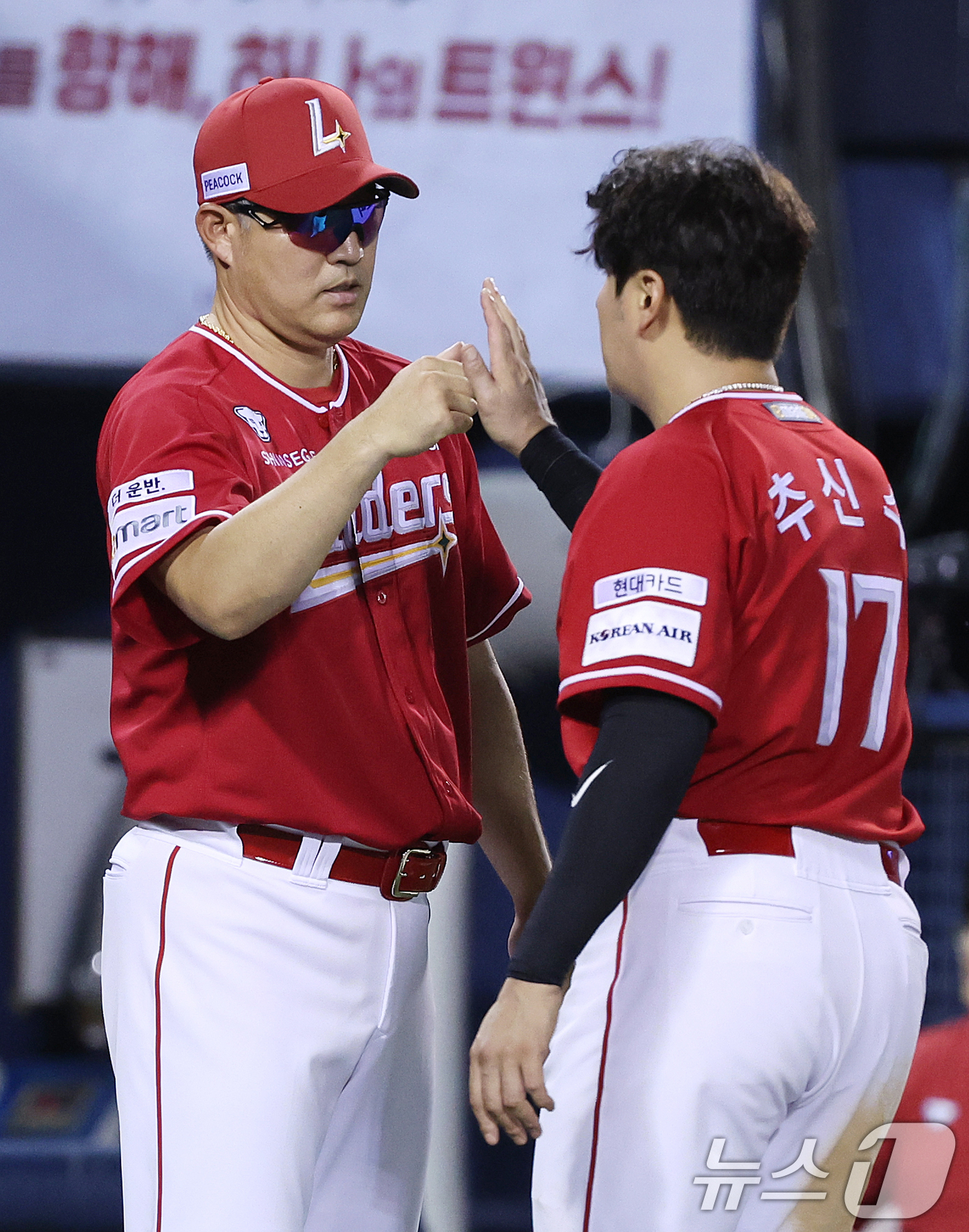 (서울=뉴스1) 이재명 기자 = 21일 오후 서울 송파구 잠실야구장에서 열린 프로야구 ‘2024 신한 SOL 뱅크 KBO리그’ SSG 랜더스와 LG 트윈스의 경기를 5대1로 승리한 …