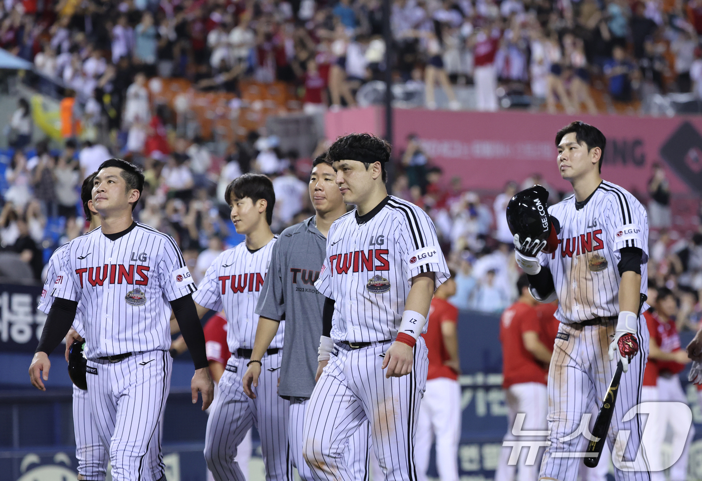 (서울=뉴스1) 이재명 기자 = 21일 오후 서울 송파구 잠실야구장에서 열린 프로야구 ‘2024 신한 SOL 뱅크 KBO리그’ SSG 랜더스와 LG 트윈스의 경기를 1대5로 패배한 …