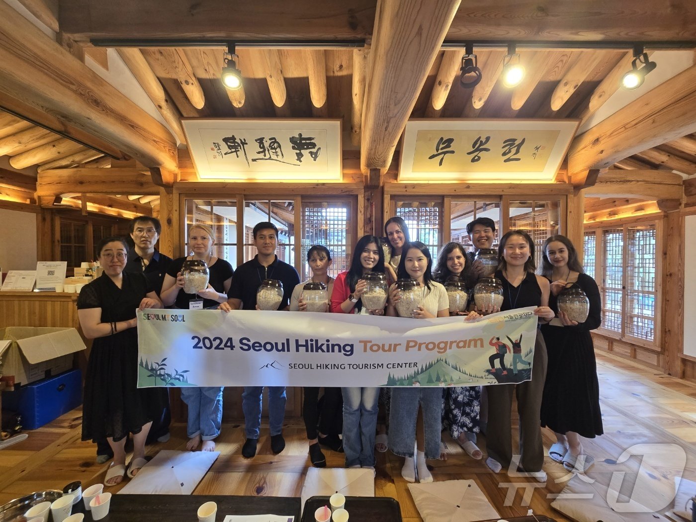 본문 이미지 - 전통주 만들기 프로그램 참가자(서울관광재단 제공)